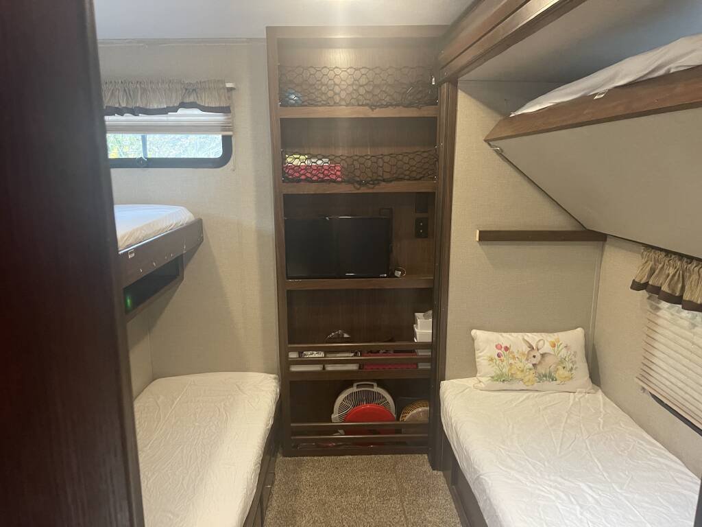 2016-Keystone-MONTANA-HIGH-COUNTRY-340BH-bed