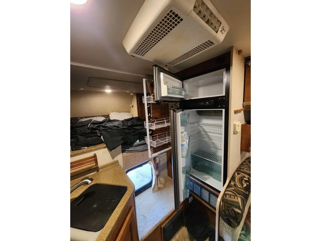 2014-Lance-850-TRUCK-CAMPER-LONG-BED-indoor