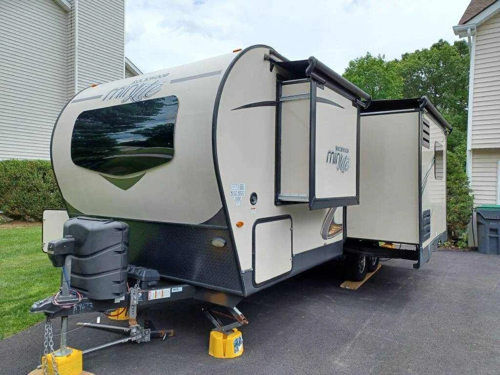 2019-Forest-River-ROCKWOOD-MINI-LITE-2511S-out-side-view