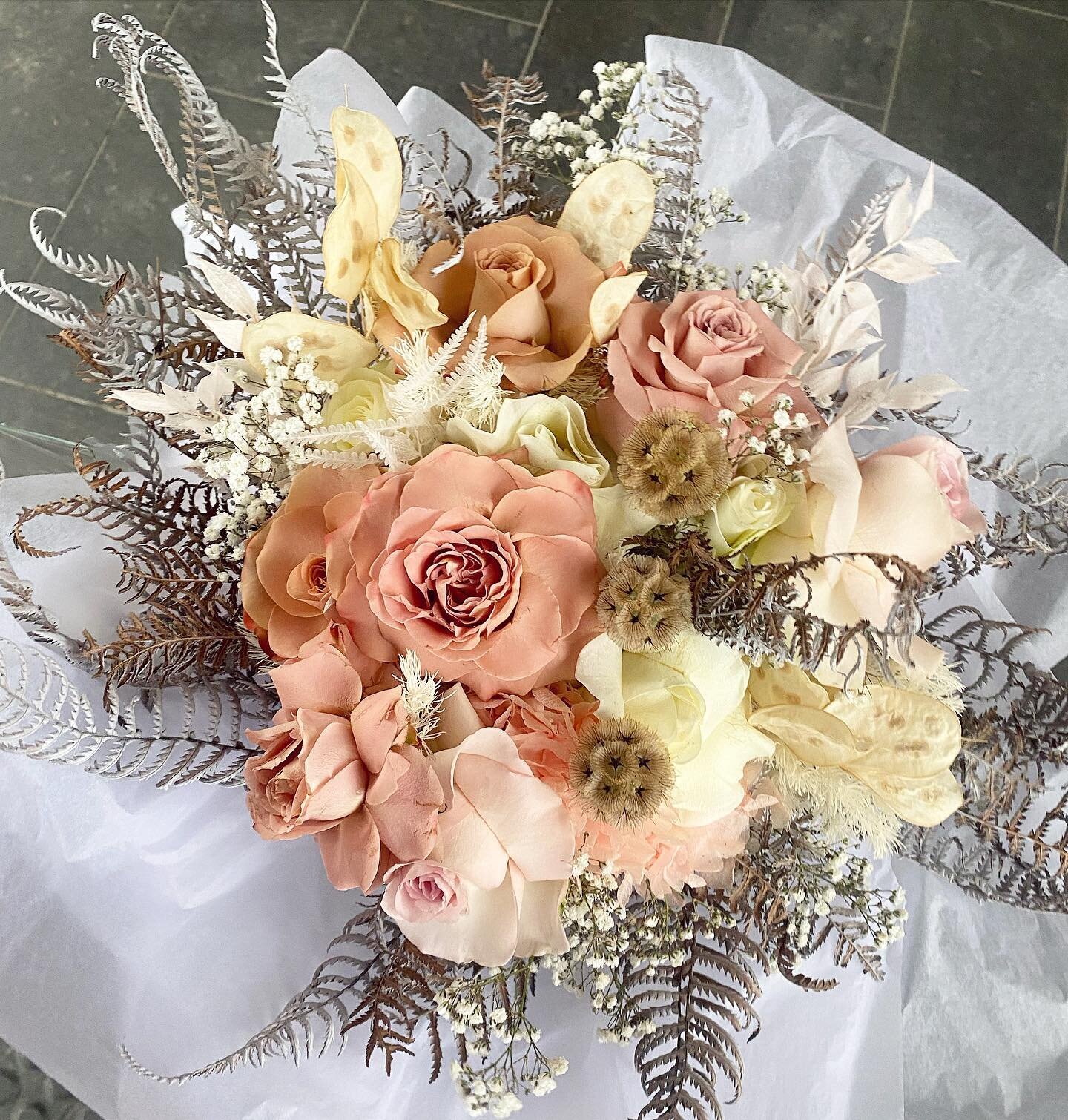 Earthly bouquet for our beautiful bride @taylagarnet 💞
.
.
.
.
.
.
#wedding #weddingflowers #flowers #florist #oceanflowers #roses #bride #bridal #bouquet