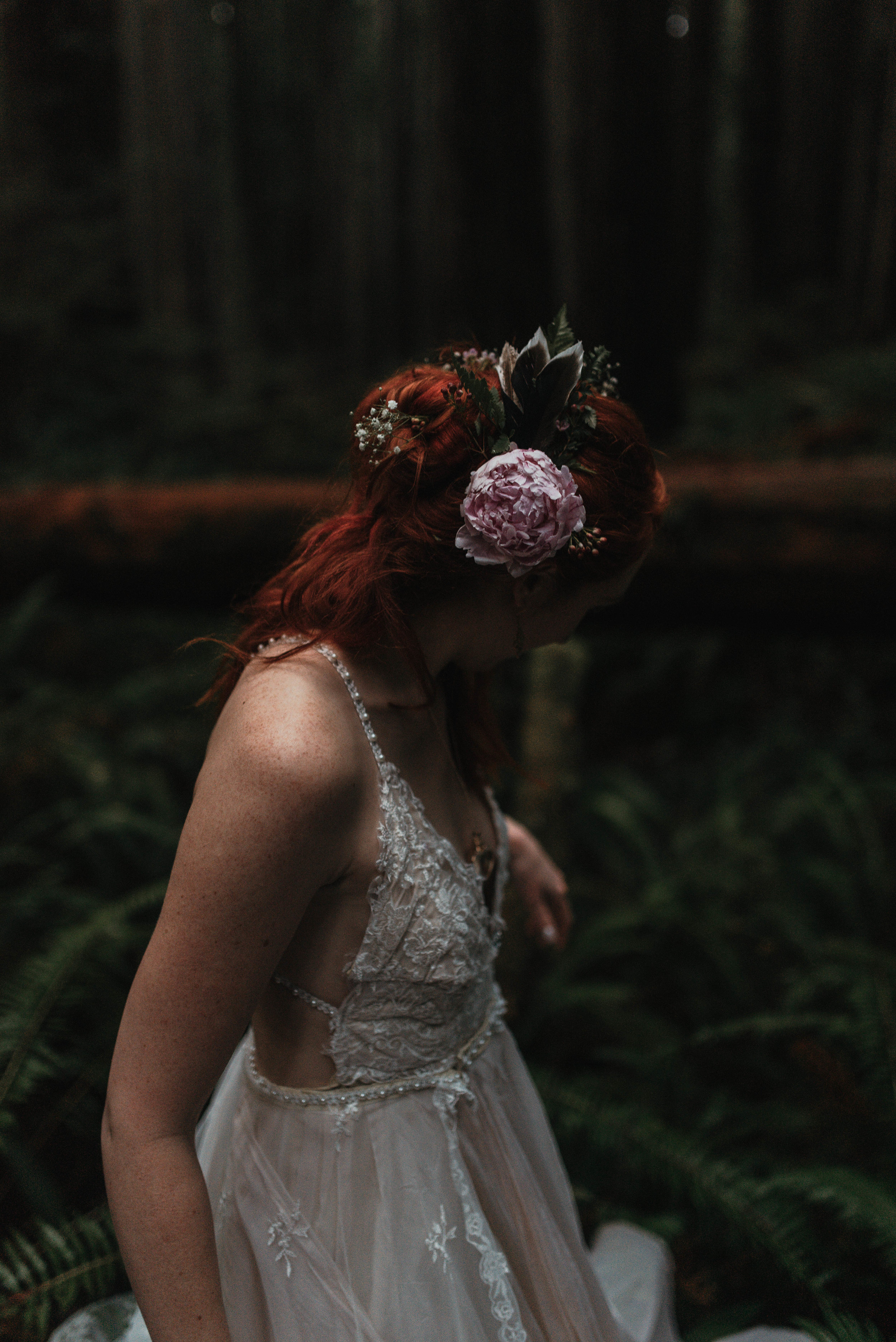 Intimiate Redwoods Elopement , Elopement Inspiration, Jessica Heron Images, Northern California Elopement, Oregon Elopement, Oregon Wedding, Elopement Ideas, diy dress, flower hair