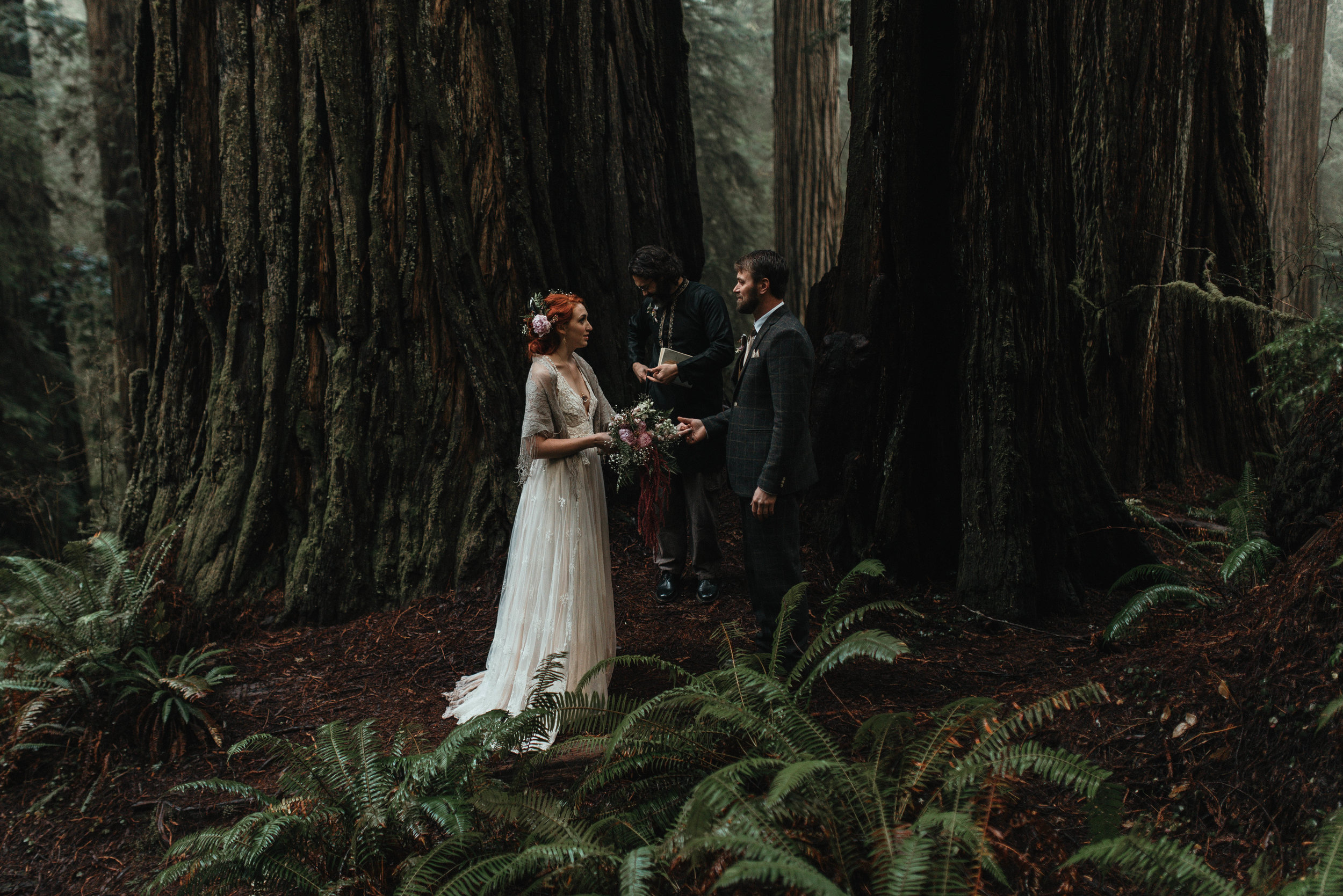 Intimiate Redwoods Elopement , Elopement Inspiration, Jessica Heron Images, Northern California Elopement, Oregon Elopement, Oregon Wedding, Elopement Ideas, Oregon Wedding, Redwoods Ceremony