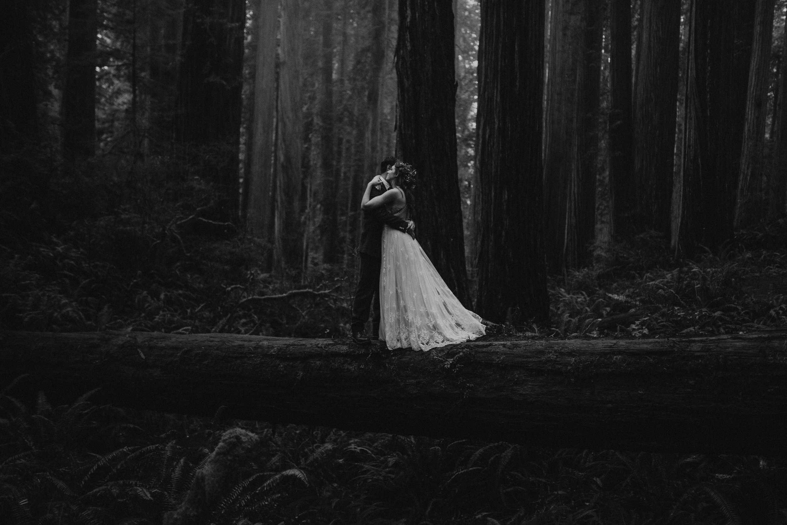 Intimiate Redwoods Elopement , Elopement Inspiration, Jessica Heron Images, Northern California Elopement, Oregon Elopement, Oregon Wedding, Elopement Ideas, Oregon Wedding, Redwoods Ceremony