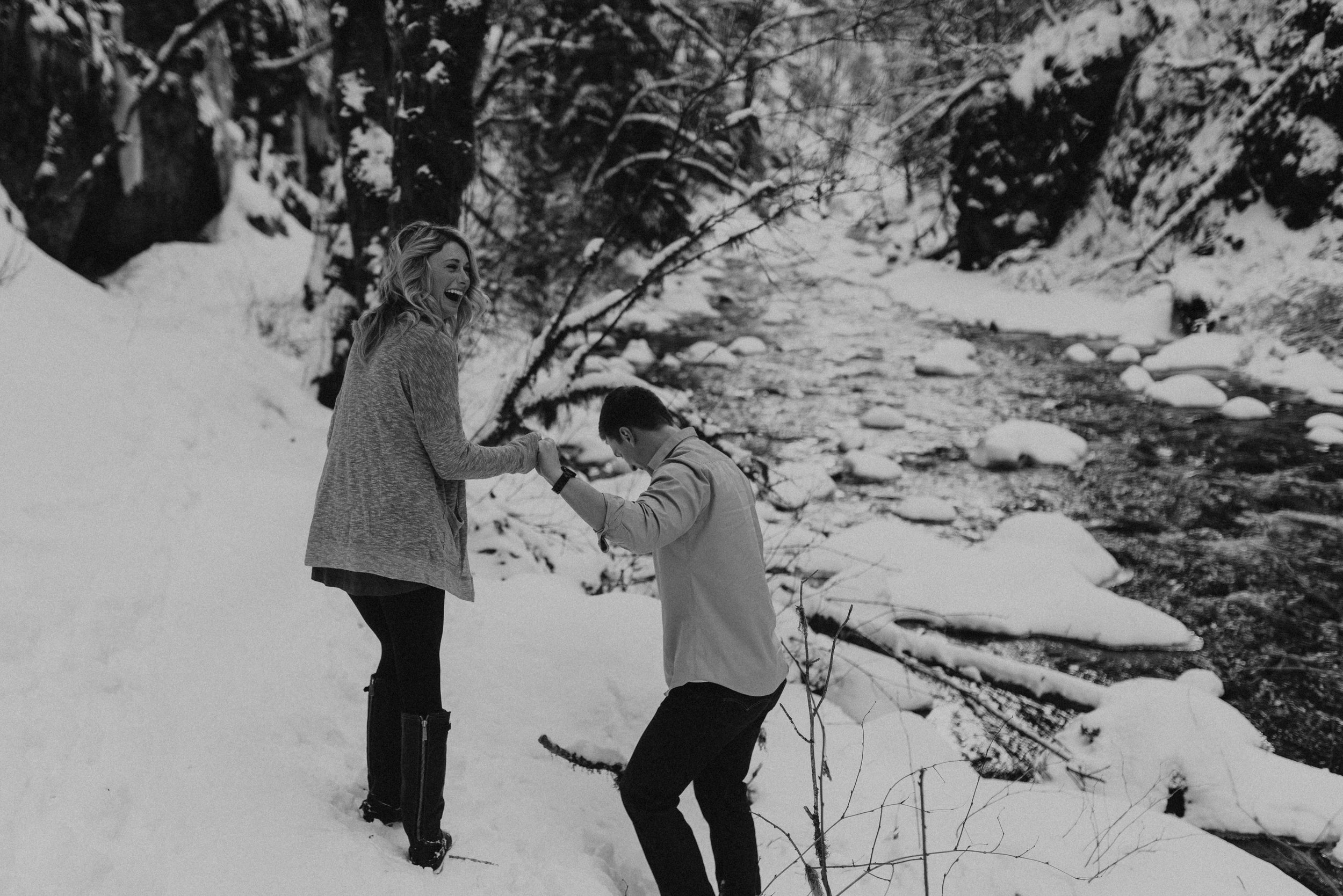 Snow Engagement Photos | Columbia River Gorge Engagment Session | Engagement Photo Ideas | Snow Engagement Session | Engagement Poses | Winter Engagement Session 