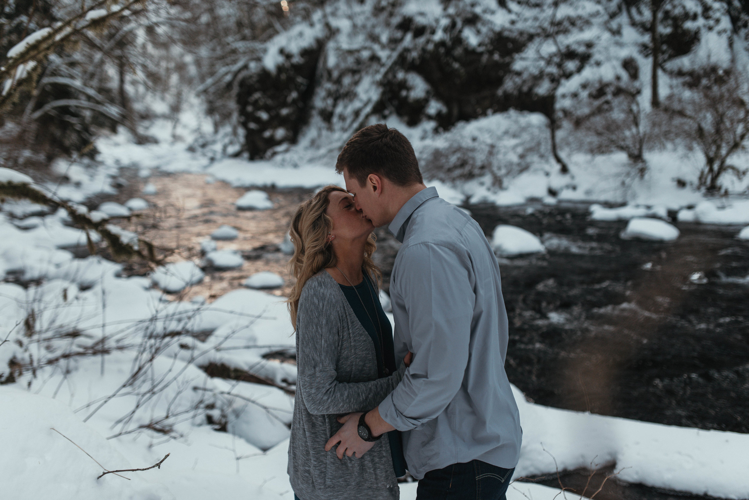 Snow Engagement Photos | Columbia River Gorge Engagment Session | Engagement Photo Ideas | Snow Engagement Session | Engagement Poses | Winter Engagement Session 