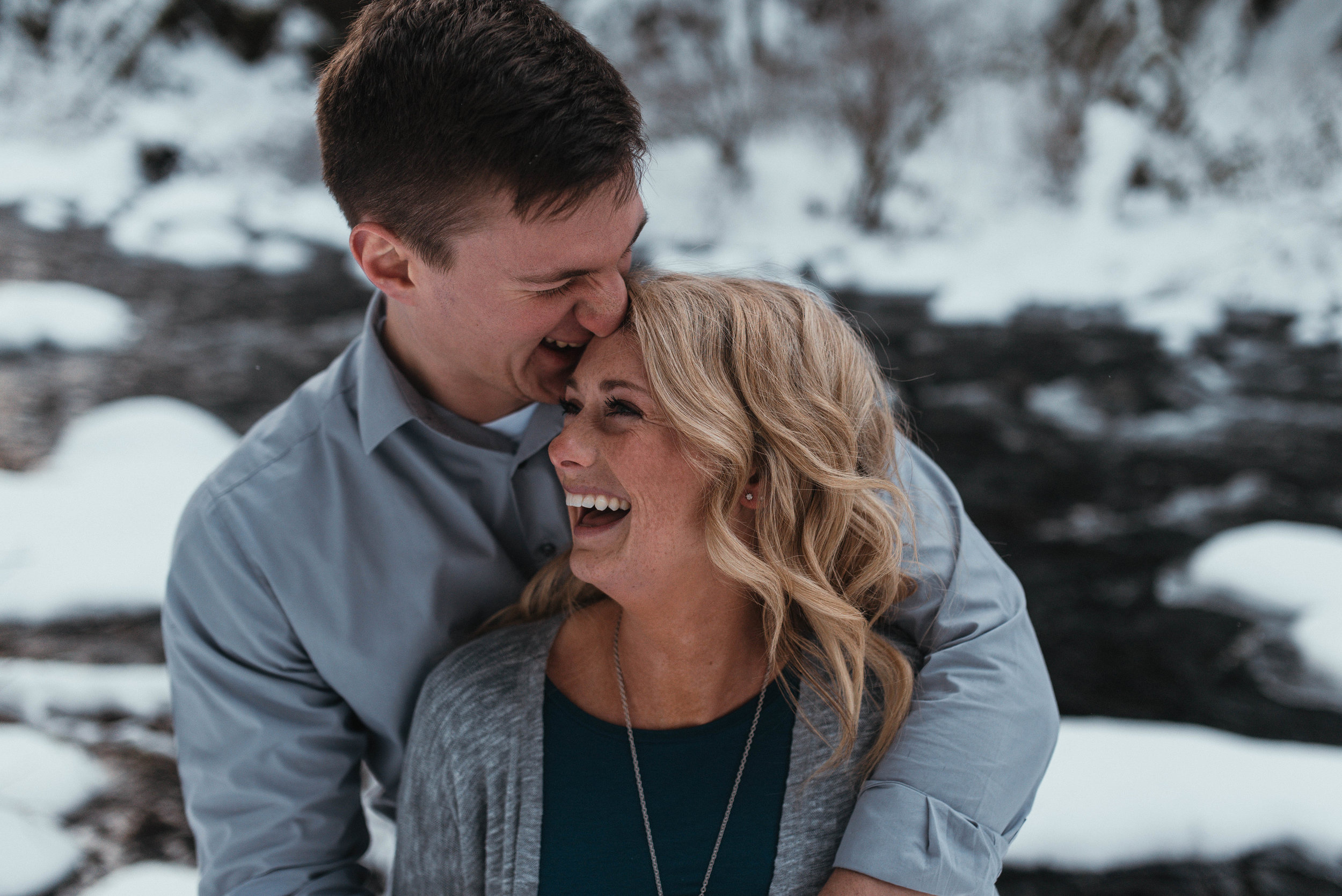 Snow Engagement Photos | Columbia River Gorge Engagment Session | Engagement Photo Ideas | Snow Engagement Session | Engagement Poses | Winter Engagement Session 