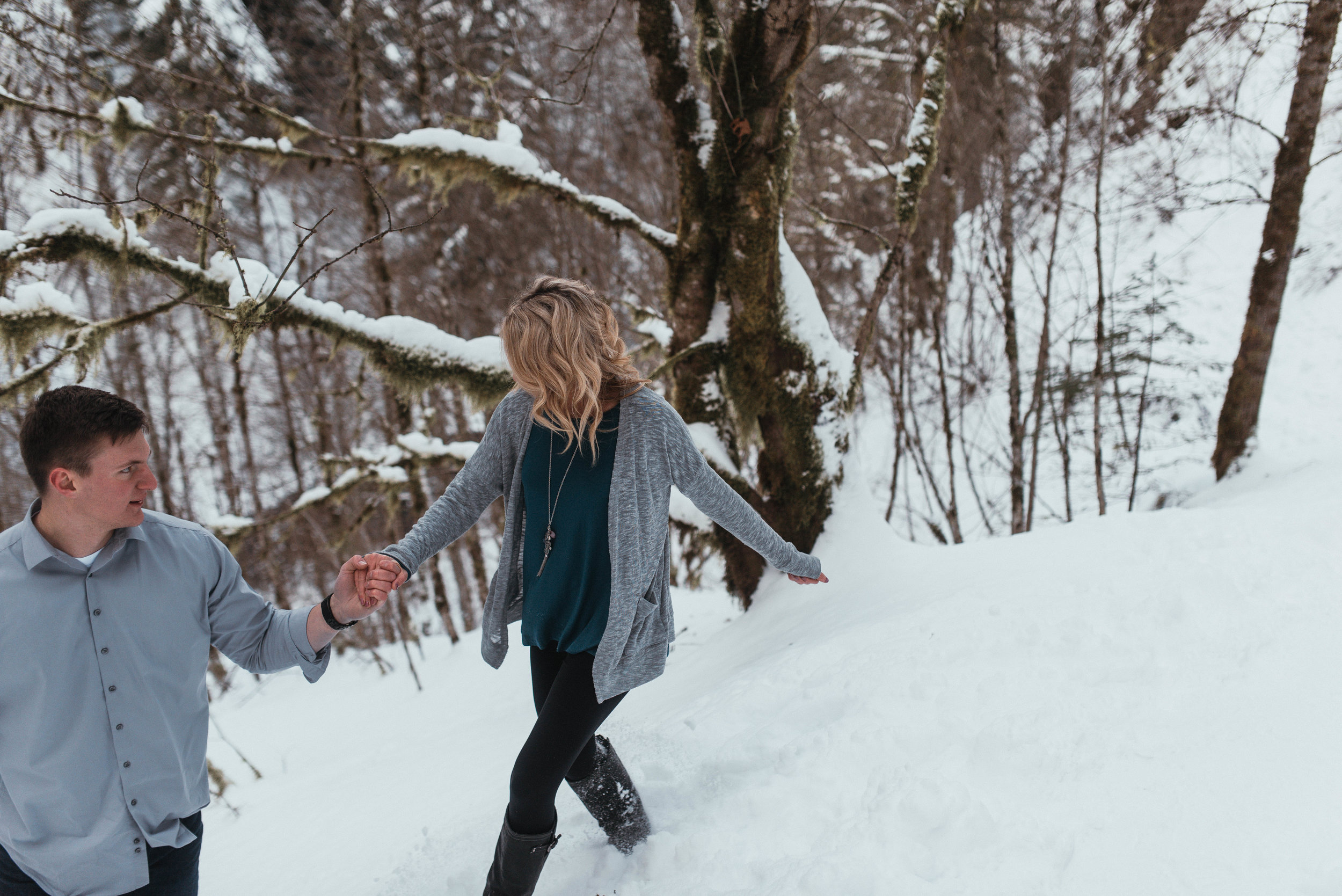 Snow Engagement Photos | Columbia River Gorge Engagment Session | Engagement Photo Ideas | Snow Engagement Session | Engagement Poses | Winter Engagement Session 