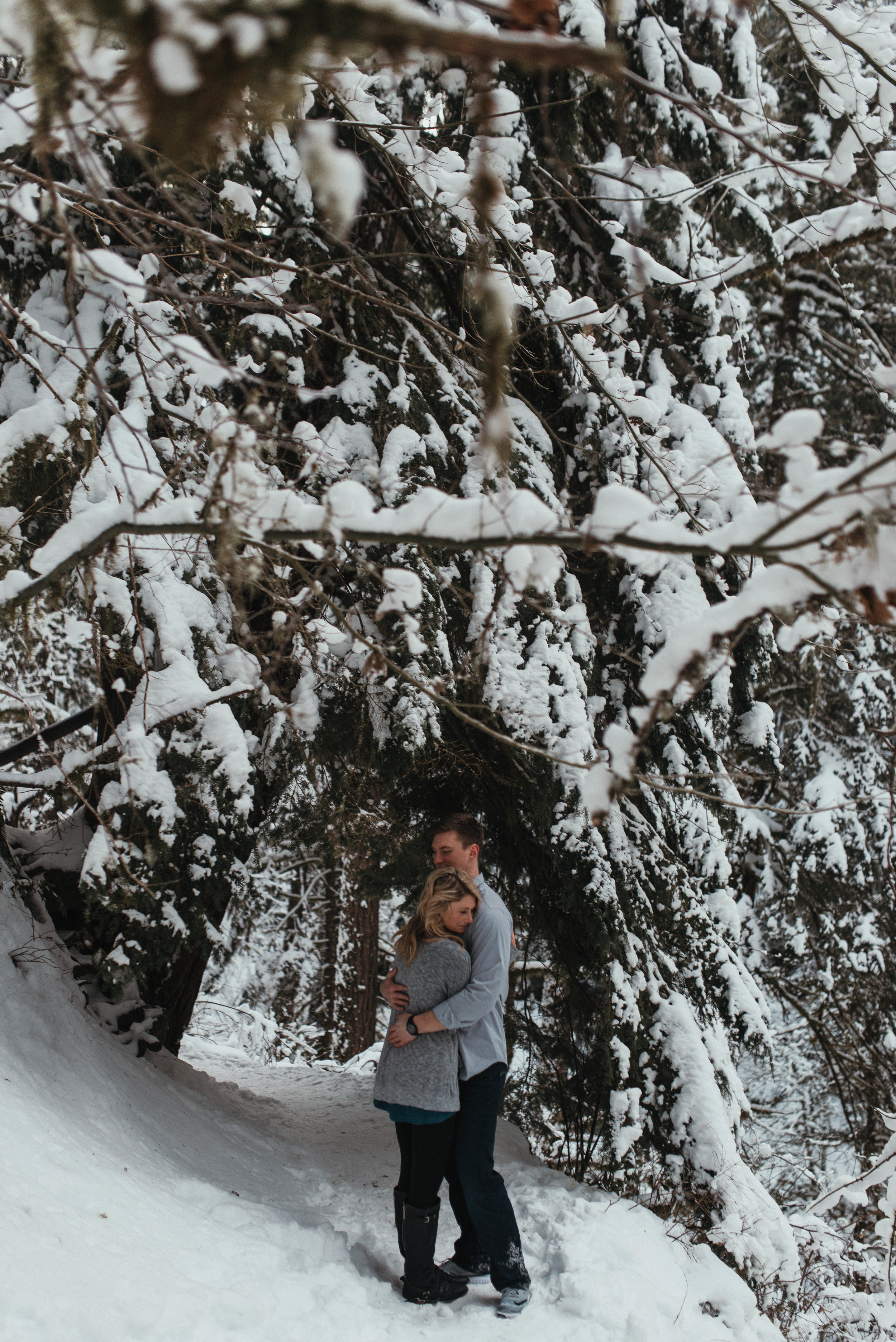 Snow Engagement Photos | Columbia River Gorge Engagment Session | Engagement Photo Ideas | Snow Engagement Session | Engagement Poses | Winter Engagement Session | Jessicaheronimages.com