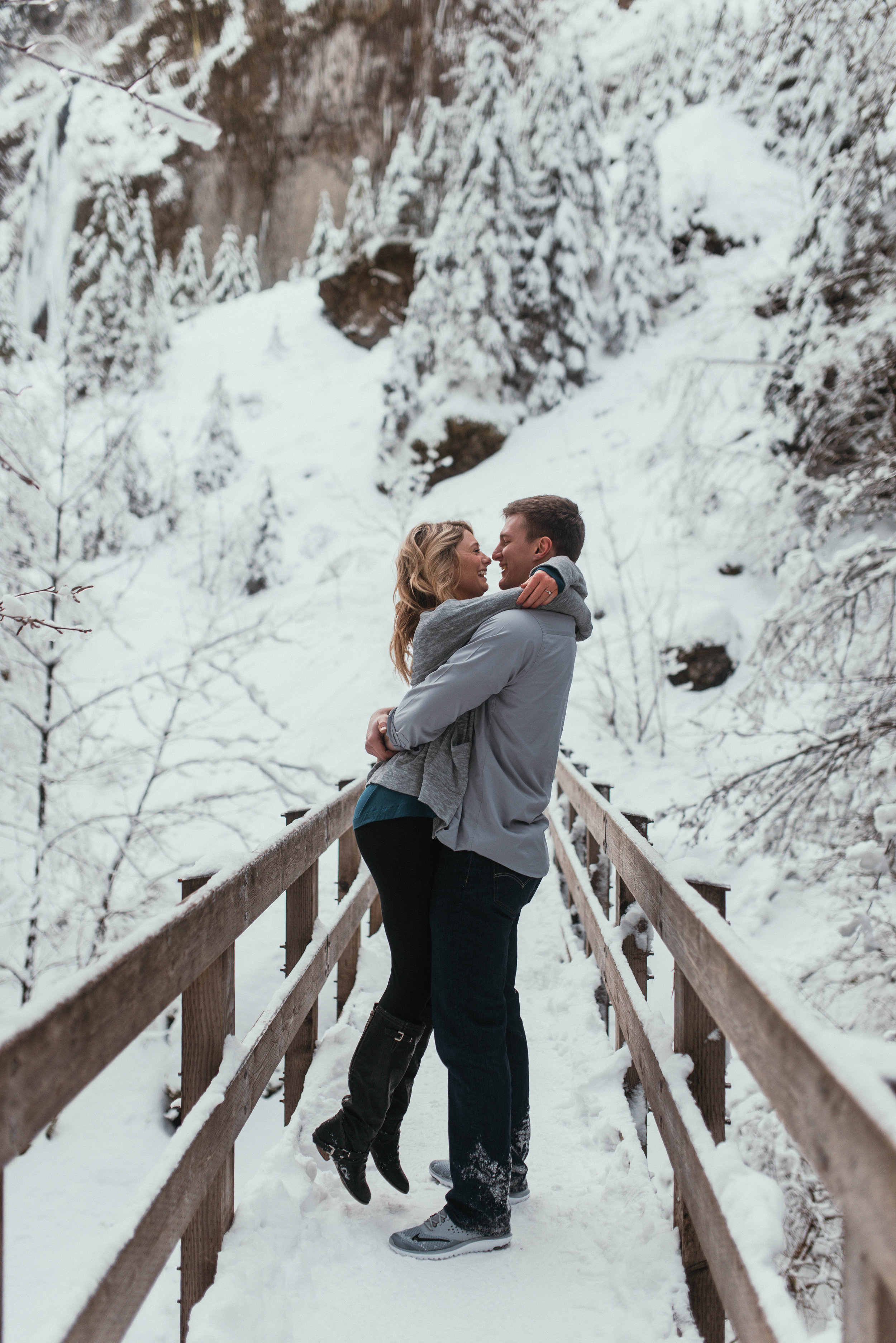 Snow Engagement Photos | Columbia River Gorge Engagment Session | Engagement Photo Ideas | Snow Engagement Session | Engagement Poses | Winter Engagement Session | Jessicaheronimages.com