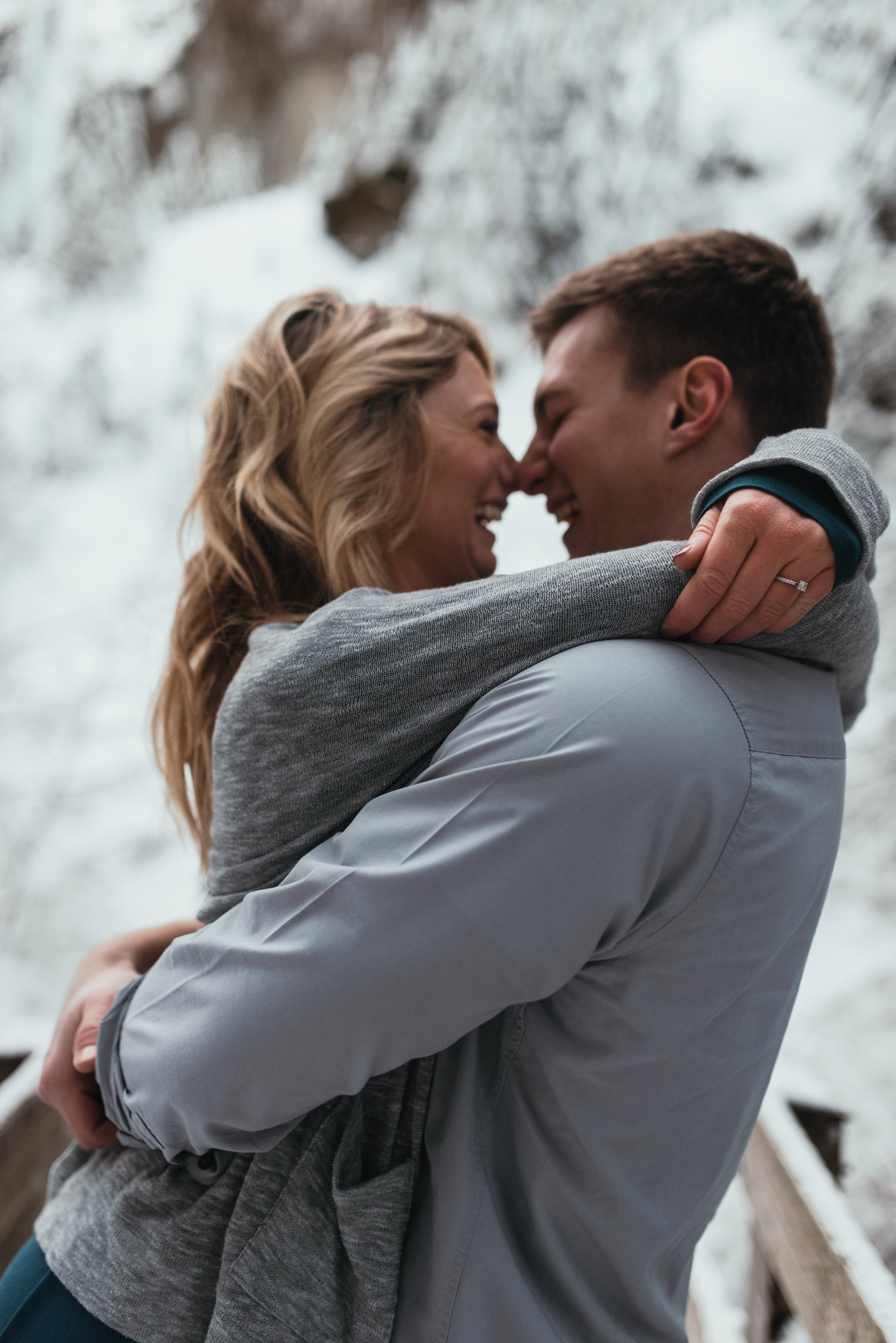 Snow Engagement Photos | Columbia River Gorge Engagment Session | Engagement Photo Ideas | Snow Engagement Session | Engagement Poses | Winter Engagement Session | Jessicaheronimages.com