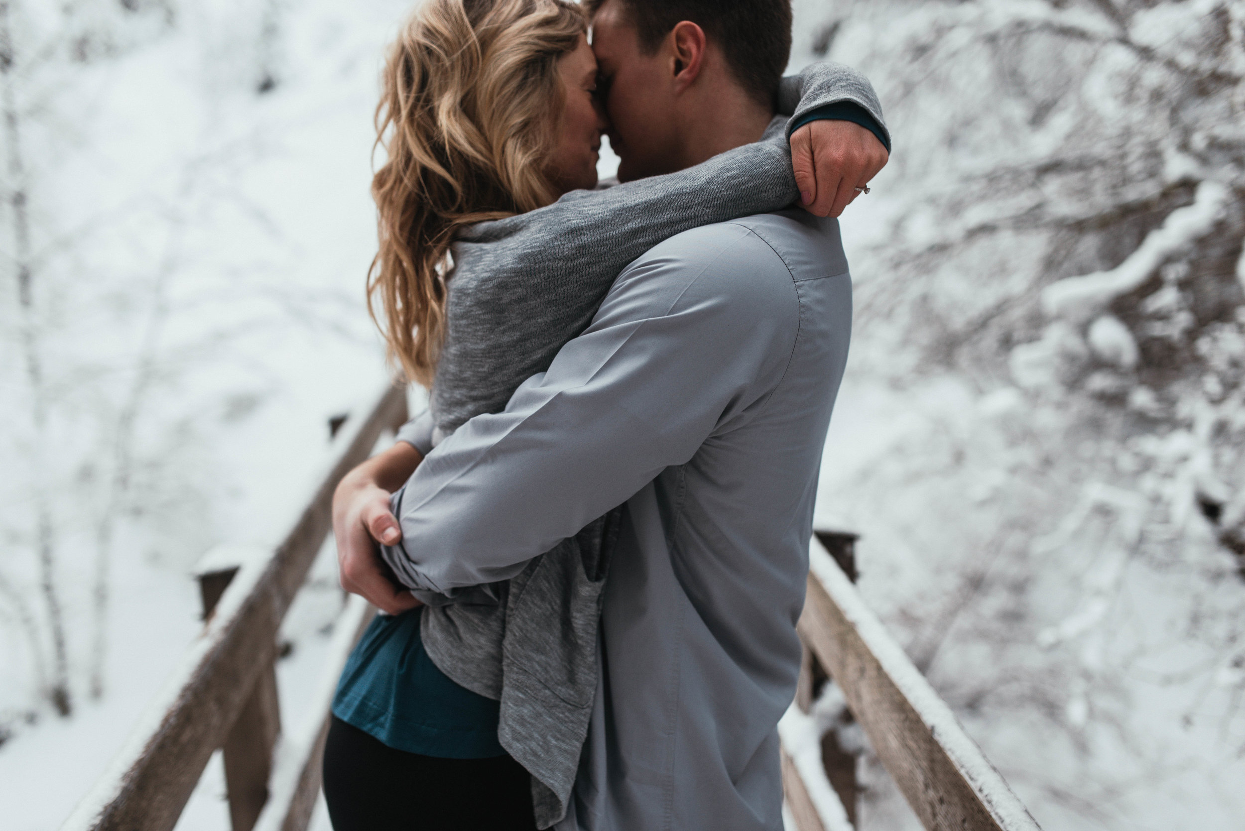 Snow Engagement Photos | Columbia River Gorge Engagment Session | Engagement Photo Ideas | Snow Engagement Session | Engagement Poses | Winter Engagement Session | Jessicaheronimages.com