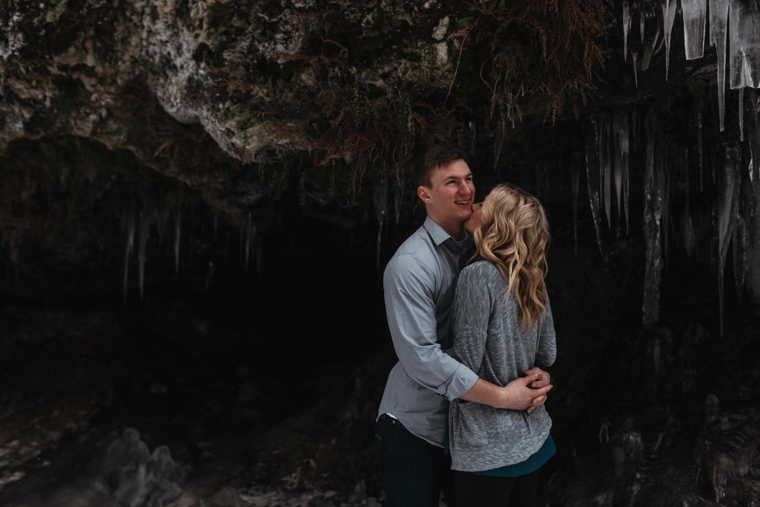 Snow Engagement Photos | Columbia River Gorge Engagment Session | Engagement Photo Ideas | Snow Engagement Session | Engagement Poses | Winter Engagement Session | Jessicaheronimages.com