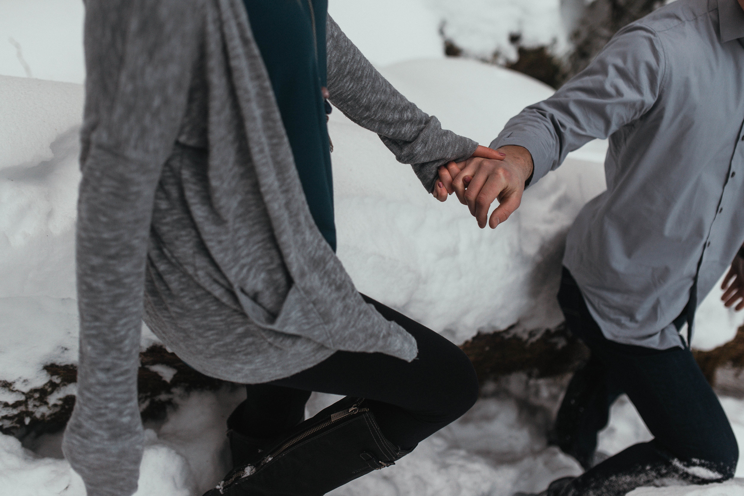 Snow Engagement Photos | Columbia River Gorge Engagment Session | Engagement Photo Ideas | Snow Engagement Session | Engagement Poses | Winter Engagement Session | Jessicaheronimages.com