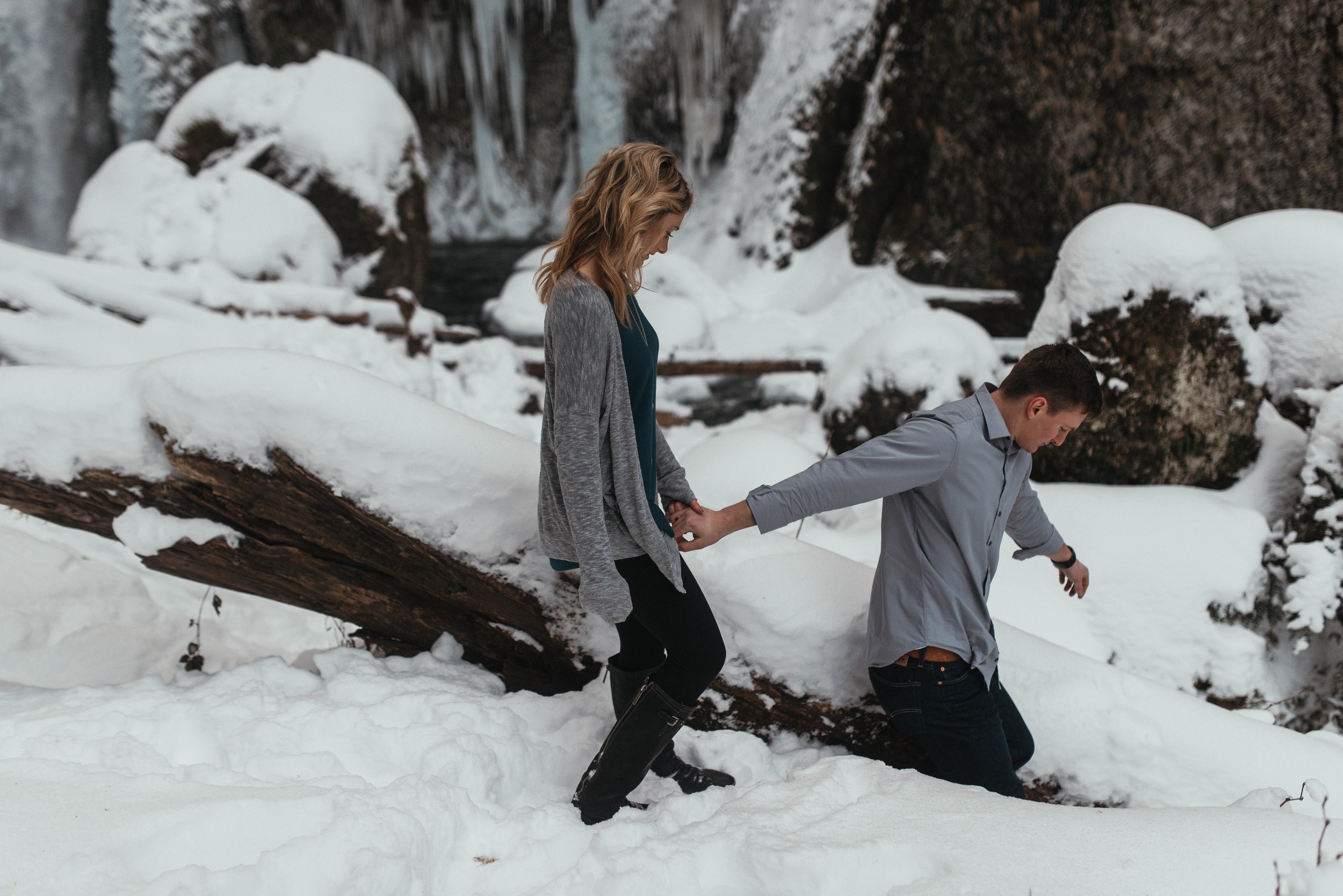 Snow Engagement Photos | Columbia River Gorge Engagment Session | Engagement Photo Ideas | Snow Engagement Session | Engagement Poses | Winter Engagement Session | Jessicaheronimages.com