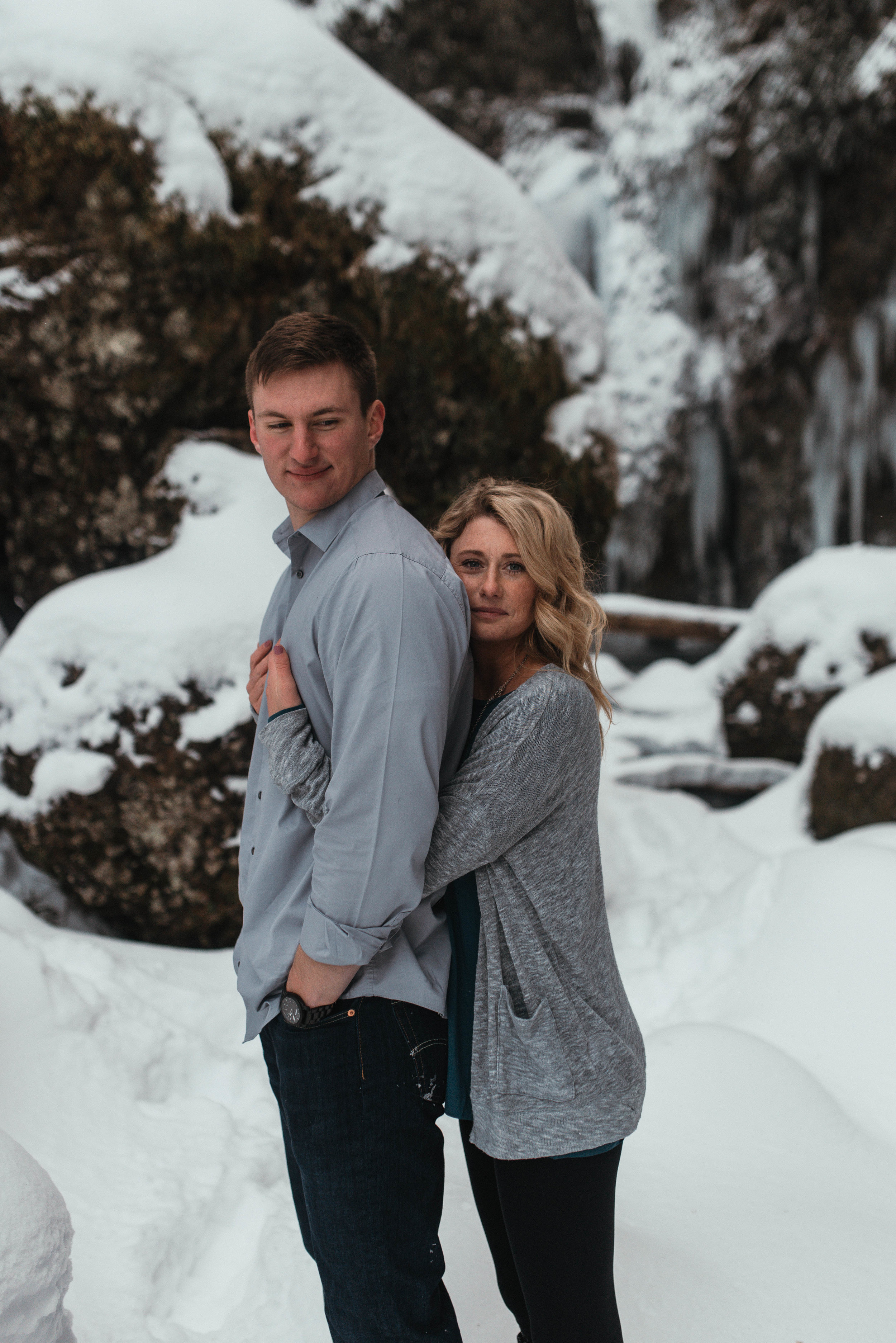 Snow Engagement Photos | Columbia River Gorge Engagment Session | Engagement Photo Ideas | Snow Engagement Session | Engagement Poses | Winter Engagement Session | Jessicaheronimages.com