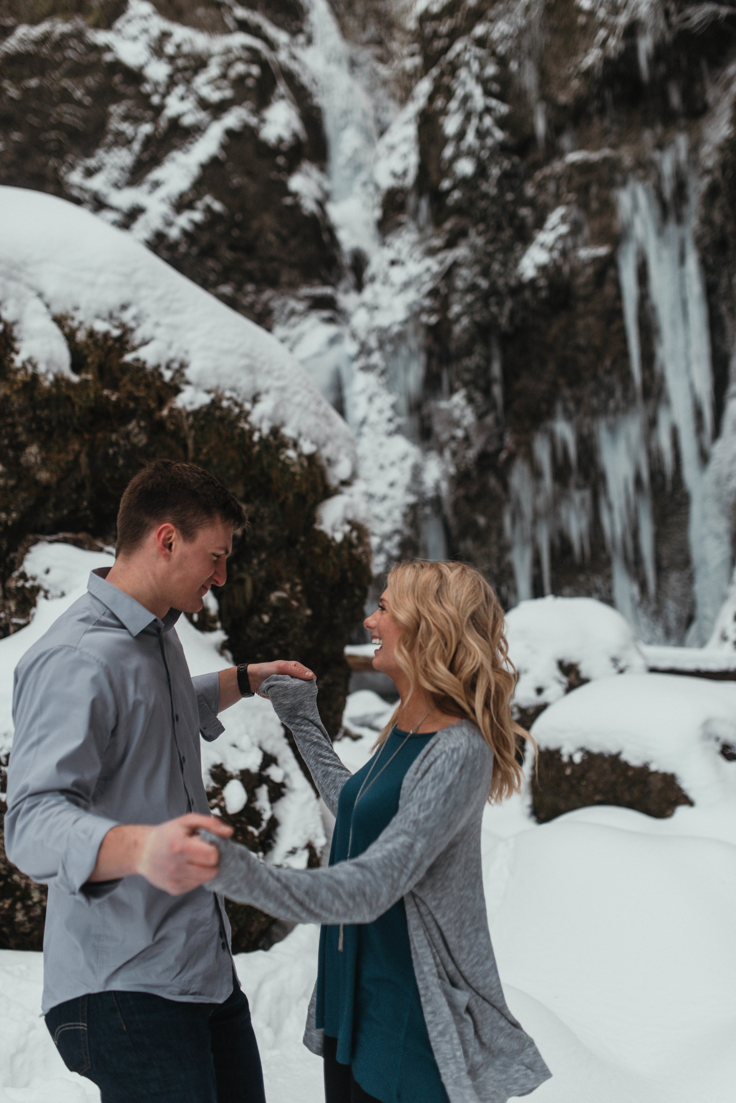 Snow Engagement Photos | Columbia River Gorge Engagment Session | Engagement Photo Ideas | Snow Engagement Session | Engagement Poses | Winter Engagement Session | Jessicaheronimages.com