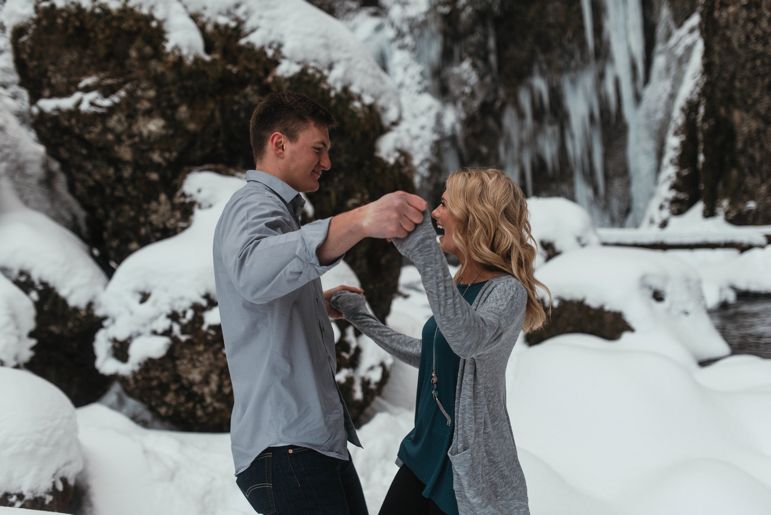 Snow Engagement Photos | Columbia River Gorge Engagment Session | Engagement Photo Ideas | Snow Engagement Session | Engagement Poses | Winter Engagement Session | Jessicaheronimages.com