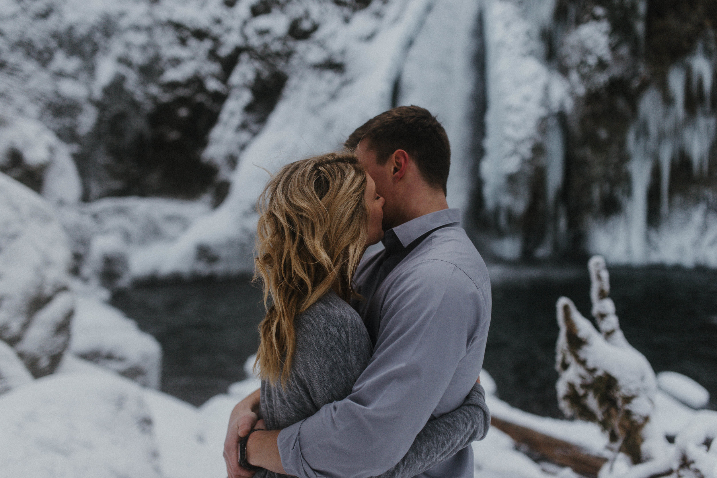 Snow Engagement Photos | Columbia River Gorge Engagment Session | Engagement Photo Ideas | Snow Engagement Session | Engagement Poses | Winter Engagement Session | Jessicaheronimages.com