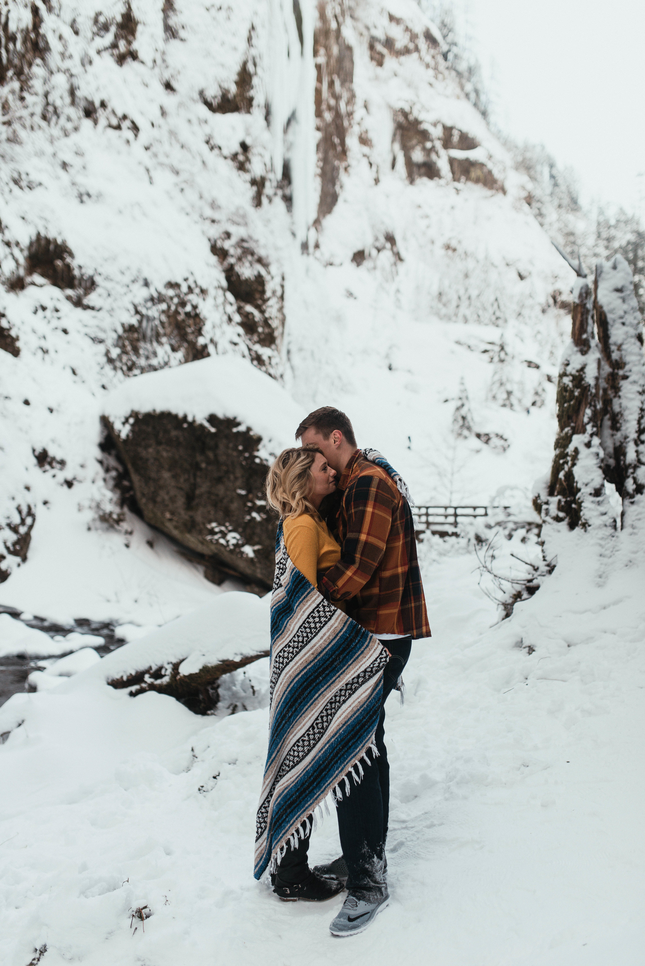 Columbia River Gorge Engagment Session | Engagement Photo Ideas | Snow Engagemens | Winter Engagement | Jessicaheronimages.com | Oregon Waterfall Engagment | Oregon Photographer | PNW Engagment