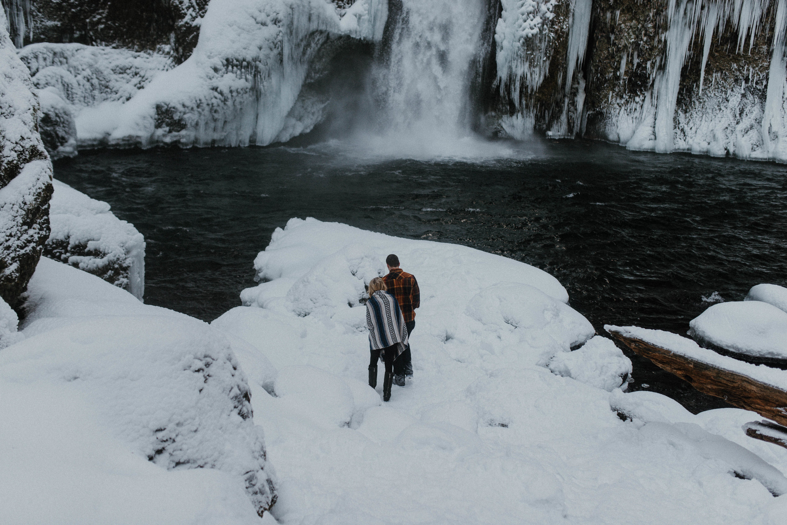 Columbia River Gorge Engagment Session | Engagement Photo Ideas | Snow Engagemens | Winter Engagement | Jessicaheronimages.com | Oregon Waterfall Engagment | Oregon Photographer | PNW Engagment