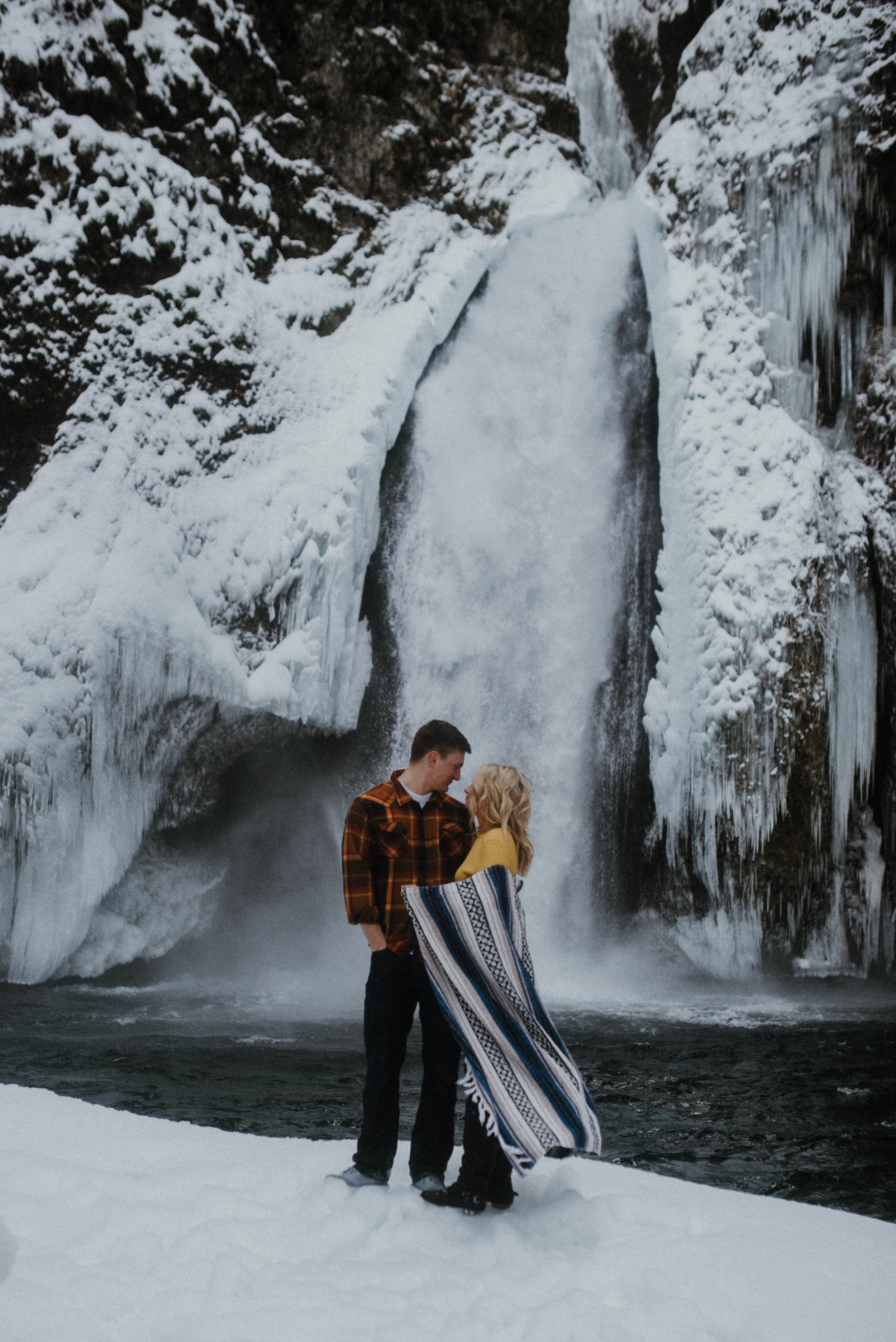 Columbia River Gorge Engagment Session | Engagement Photo Ideas | Snow Engagemens | Winter Engagement | Jessicaheronimages.com | Oregon Waterfall Engagment | Oregon Photographer | PNW Engagment