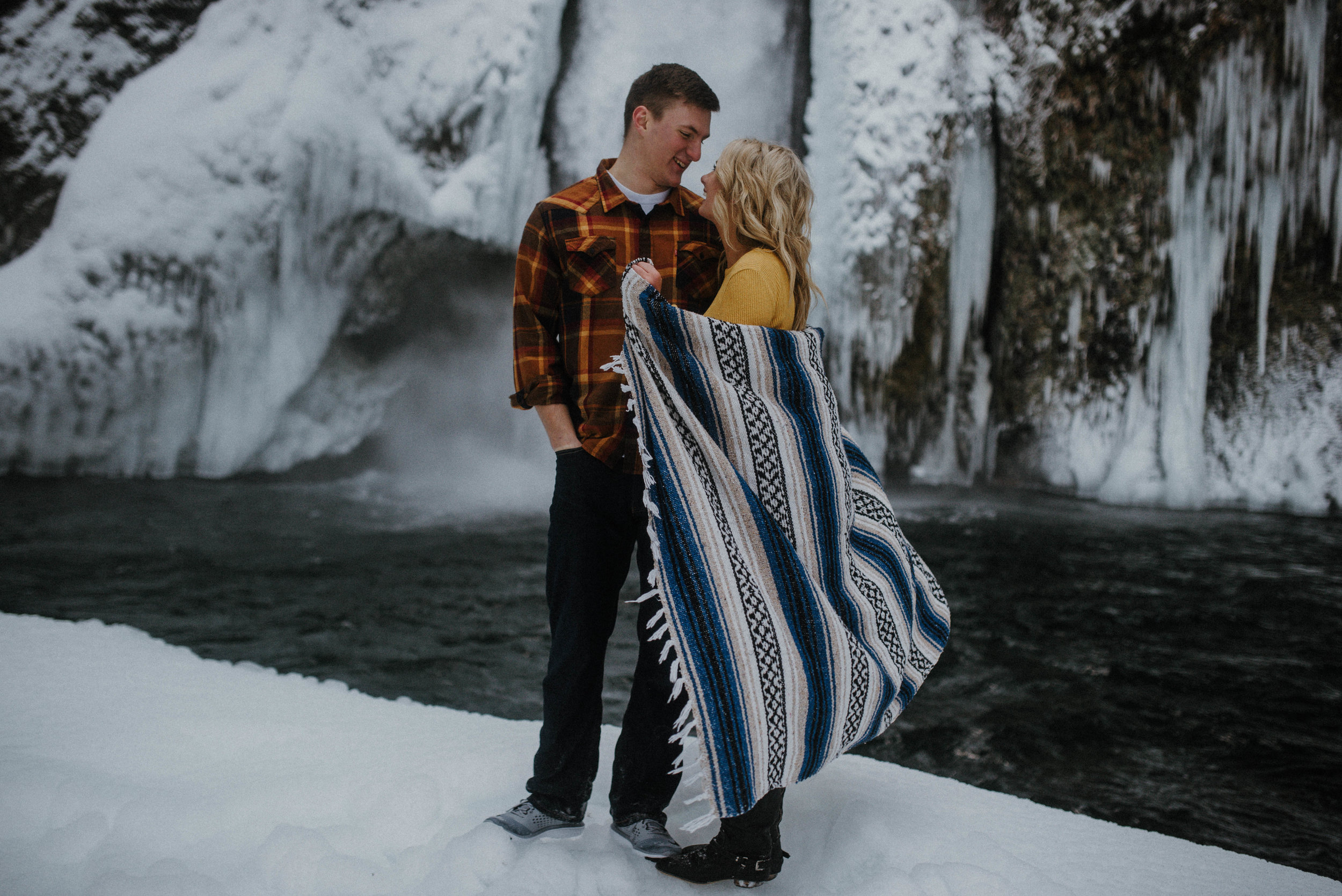 Columbia River Gorge Engagment Session | Engagement Photo Ideas | Snow Engagemens | Winter Engagement | Jessicaheronimages.com | Oregon Waterfall Engagment | Oregon Photographer | PNW Engagment