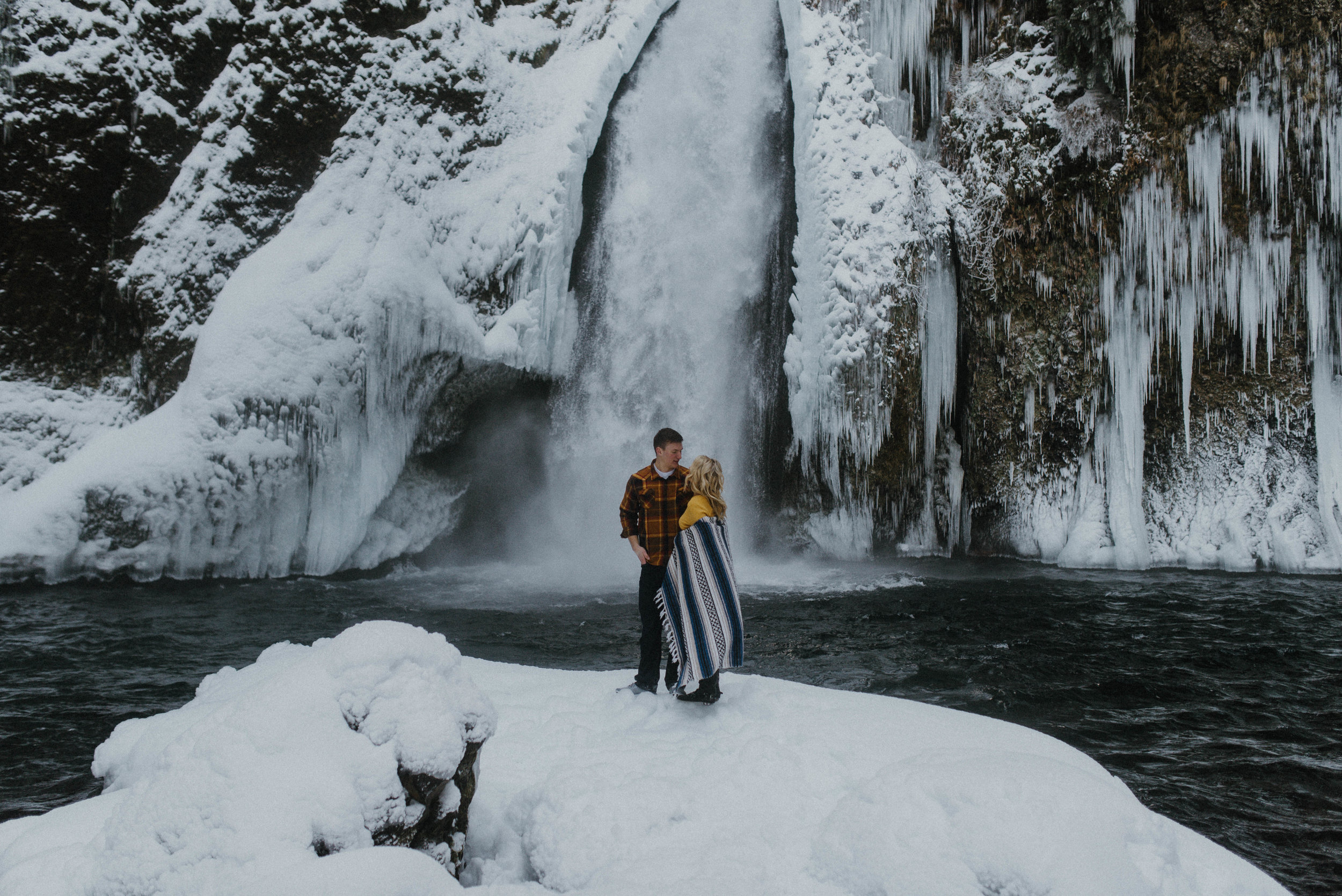 Columbia River Gorge Engagment Session | Engagement Photo Ideas | Snow Engagemens | Winter Engagement | Jessicaheronimages.com | Oregon Waterfall Engagment | Oregon Photographer | PNW Engagment