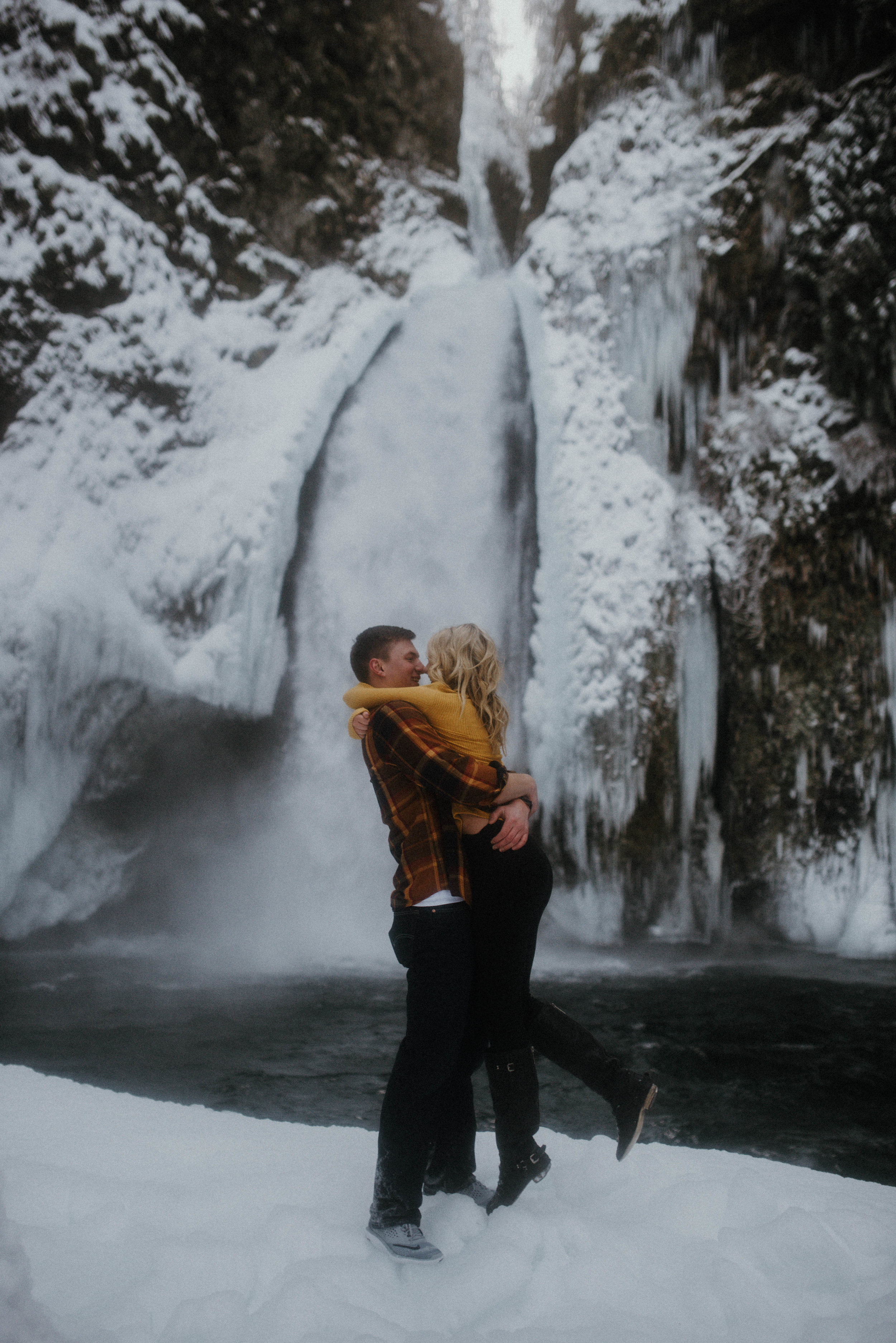 Columbia River Gorge Engagment Session | Engagement Photo Ideas | Snow Engagemens | Winter Engagement | Jessicaheronimages.com | Oregon Waterfall Engagment | Oregon Photographer | PNW Engagment