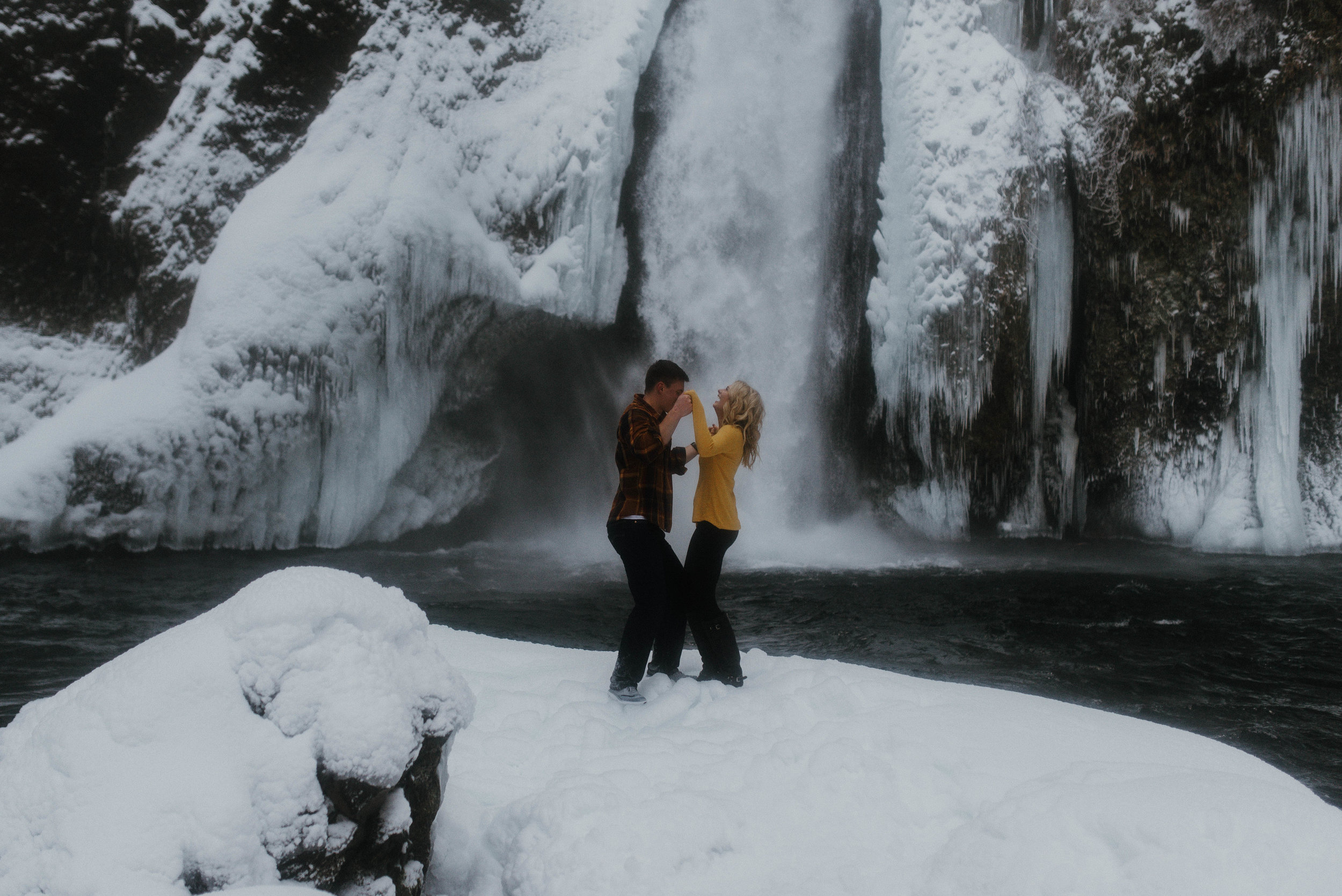 Columbia River Gorge Engagment Session | Engagement Photo Ideas | Snow Engagemens | Winter Engagement | Jessicaheronimages.com | Oregon Waterfall Engagment | Oregon Photographer | PNW Engagment