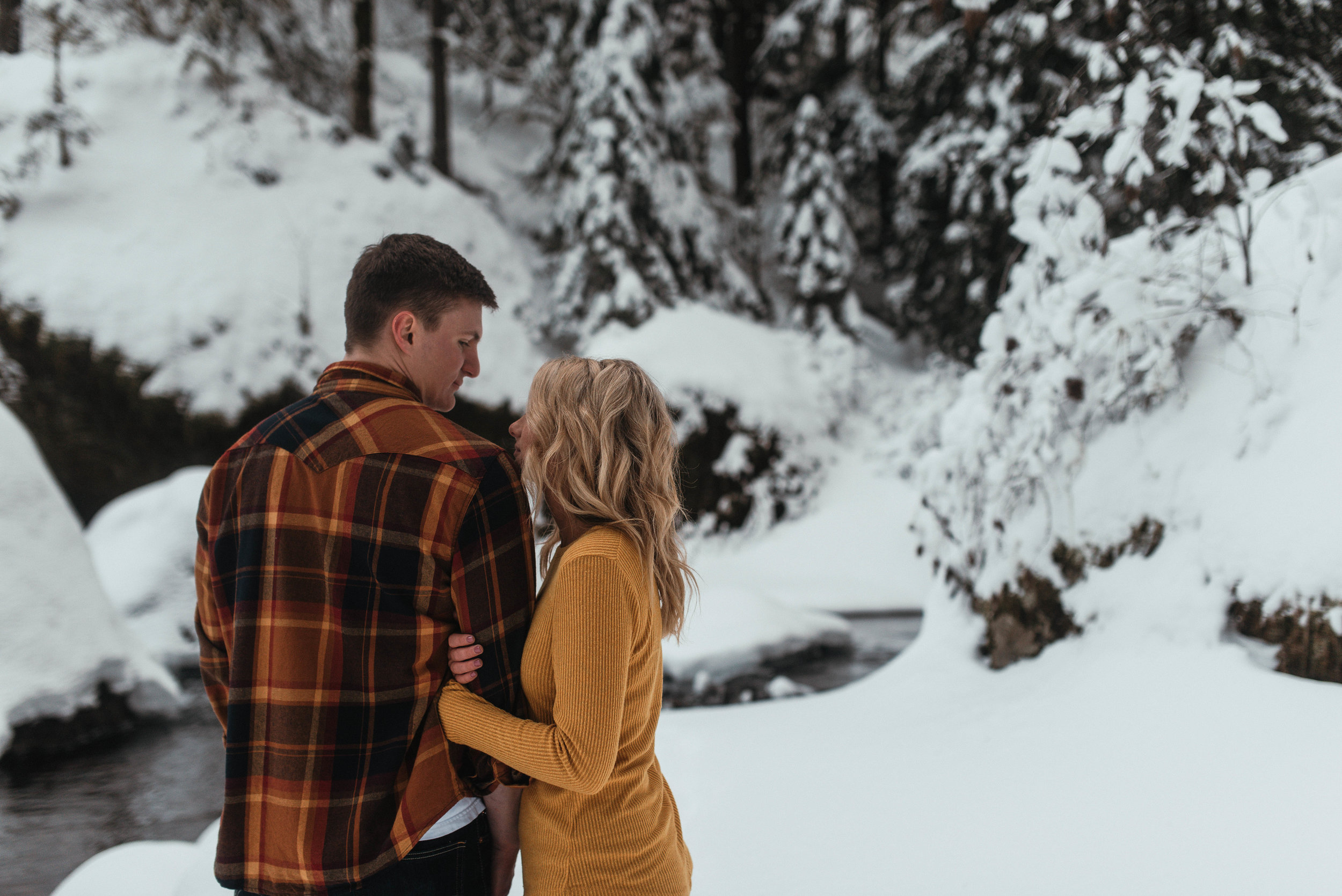 Columbia River Gorge Engagment Session | Engagement Photo Ideas | Snow Engagemens | Winter Engagement | Jessicaheronimages.com | Oregon Waterfall Engagment | Oregon Photographer | PNW Engagment