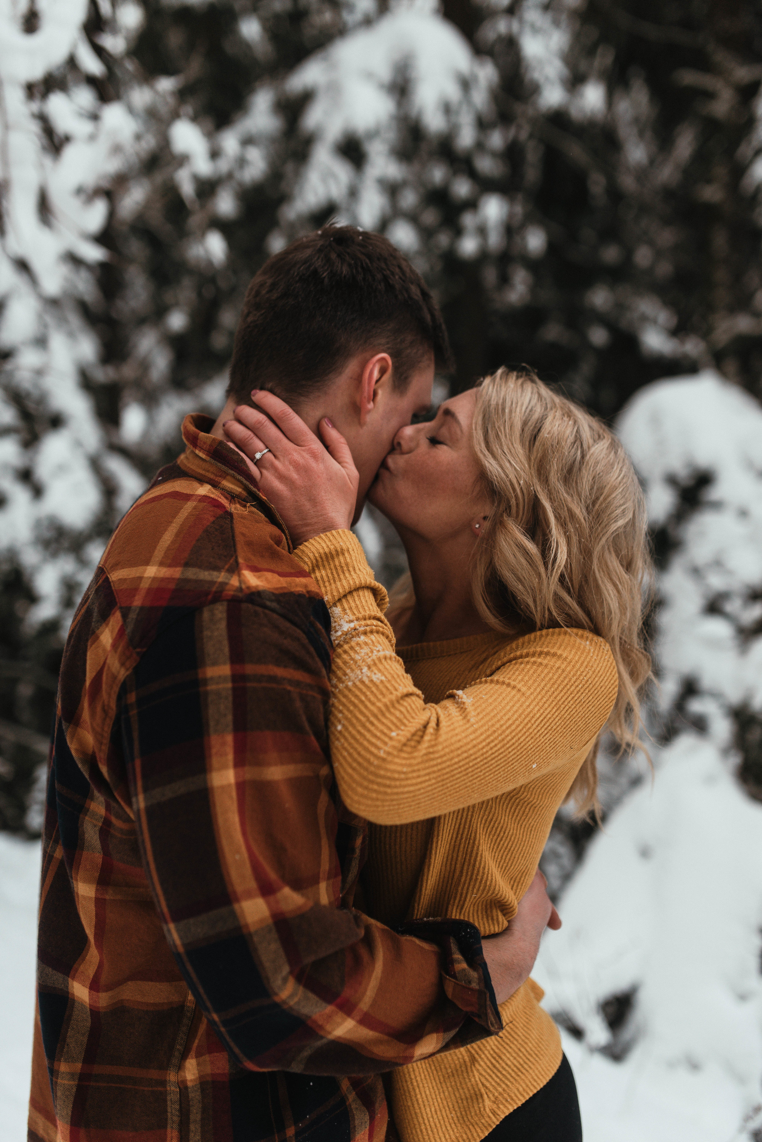 Columbia River Gorge Engagment Session | Engagement Photo Ideas | Snow Engagemens | Winter Engagement | Jessicaheronimages.com | Oregon Waterfall Engagment | Oregon Photographer | PNW Engagment