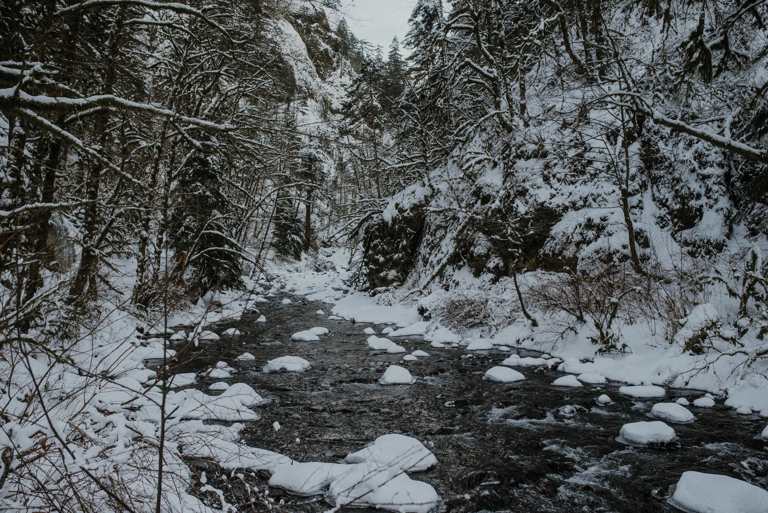 Columbia River Gorge Engagment Session | Engagement Photo Ideas | Snow Engagemens | Winter Engagement | Jessicaheronimages.com | Oregon Waterfall Engagment | Oregon Photographer | PNW Engagment