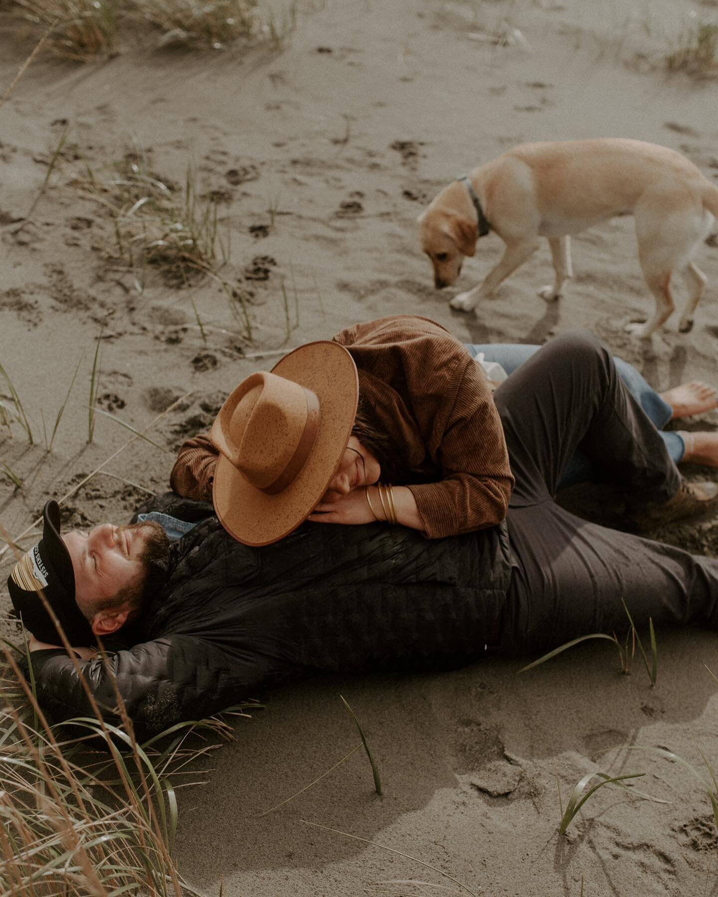 One of those shoots that included all forms of weather 😅 thanks for staying true to you, Washington coast! These three absolutely rocked this shoot and embraced the every wind gust and pelting rain drop 🌧️ 
 &bull;
&bull;
&bull;
#jessicaheronimages