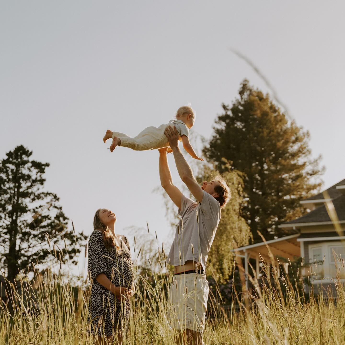 What a dream of an at home maternity session. That rare 85 degree spring day with all the golden light shining, beautiful lilacs that you can&rsquo;t stop smelling, and these three just being adorable and having all the fun together ☀️ evenings like 