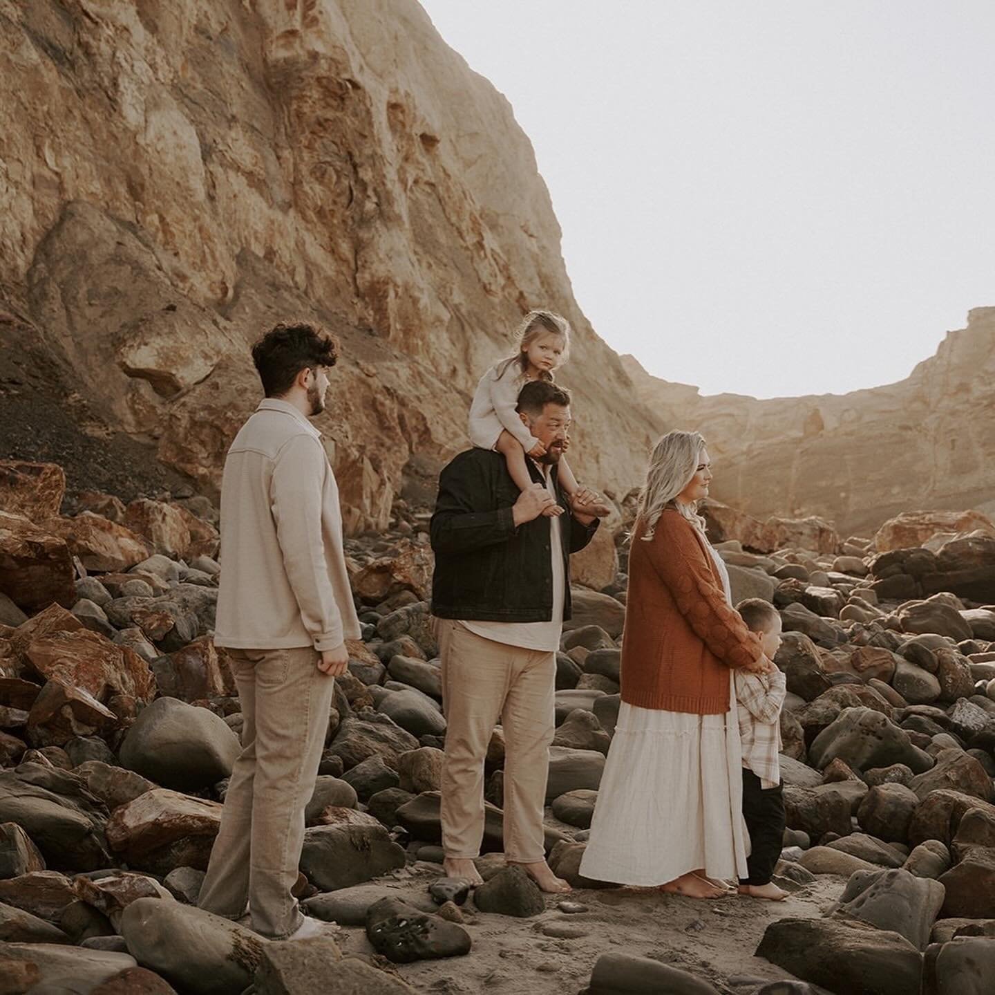 Golden lit memories on the coast ✨ 
&bull;
&bull;
&bull;
#oregoncoastphotographer #oregincoastfamilyphotos #oregoncoast #oregonphotographer #oregoncoastfamilysession #jessicaheronimages #northwestphotographer  #cannonbeach #familyphotosonthebeach #fa