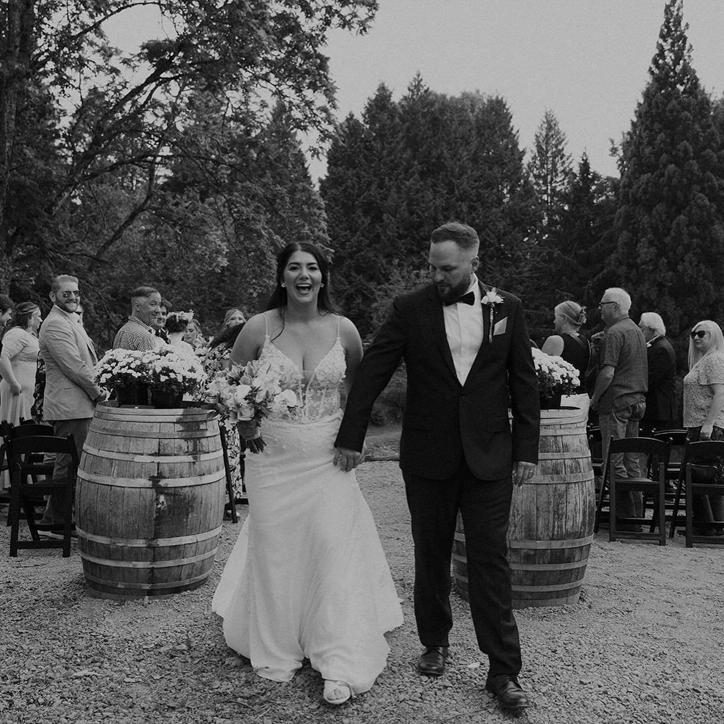 That &ldquo;we just tied the not!!!&rdquo; feel 😍
&bull;
&bull;
&bull;
#PortlandWedding #oregonbackyardwedding #portlandbackyardwedding #oregonweddingphotographer #classywedding #portlandintimatewedding #intimateweddingceremony #jessicaheronimages