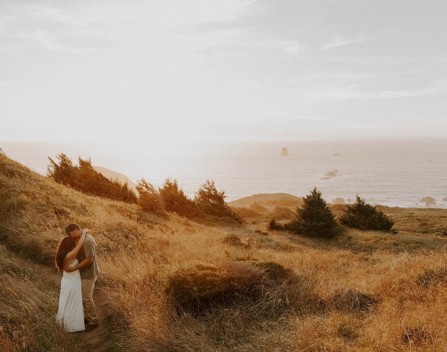 Golden lit hillsides with this sweet fam ☀️
&bull;
&bull;
&bull;
#oregoncoastphotographer #oregincoastfamilyphotos #oregonphotographer #oregoncoastfamilysession #oregoncoastengagements #jessicaheronimages  #northwestengagement #cannonbeach #lincolnci