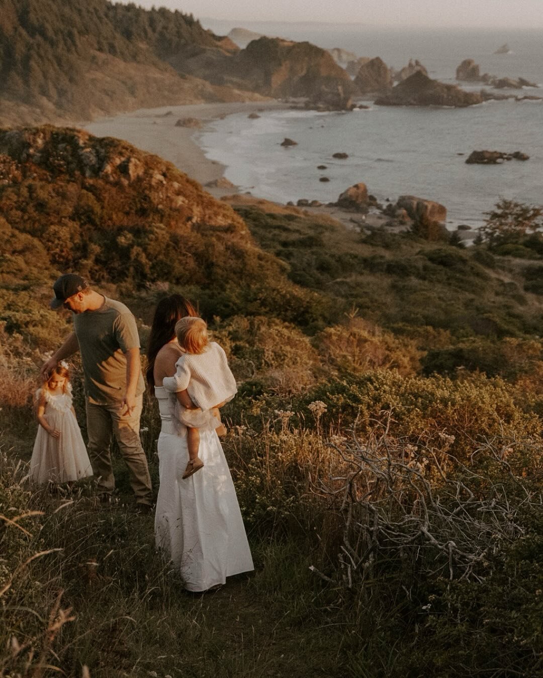 Looking back to a warmer evening on the coast with an epic sunset☀️ 
&bull;
&bull;
&bull;
#oregoncoastphotographer #oregincoastfamilyphotos #oregonphotographer #oregoncoastfamilysession #oregoncoastengagements #jessicaheronimages  #northwestengagemen