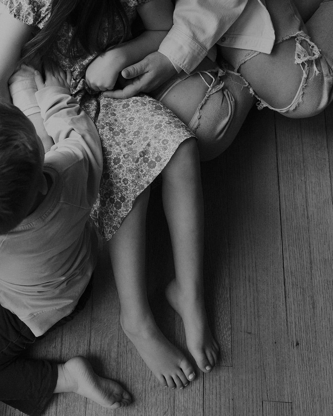 A session spent with this little crew in their home is a session well spent. Looking forward to capturing another with them this month 😍 
&bull;
&bull;
&bull;
#jessicaheronimages #olympiafamilyphotographer #porttownsendphotographer #portlandfamilyph