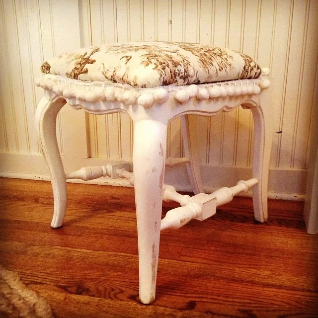 Don't you just love when a thrift store find just tugs at your heart ❤ strings? This little old chair, turned stool is fits in just perfectly!