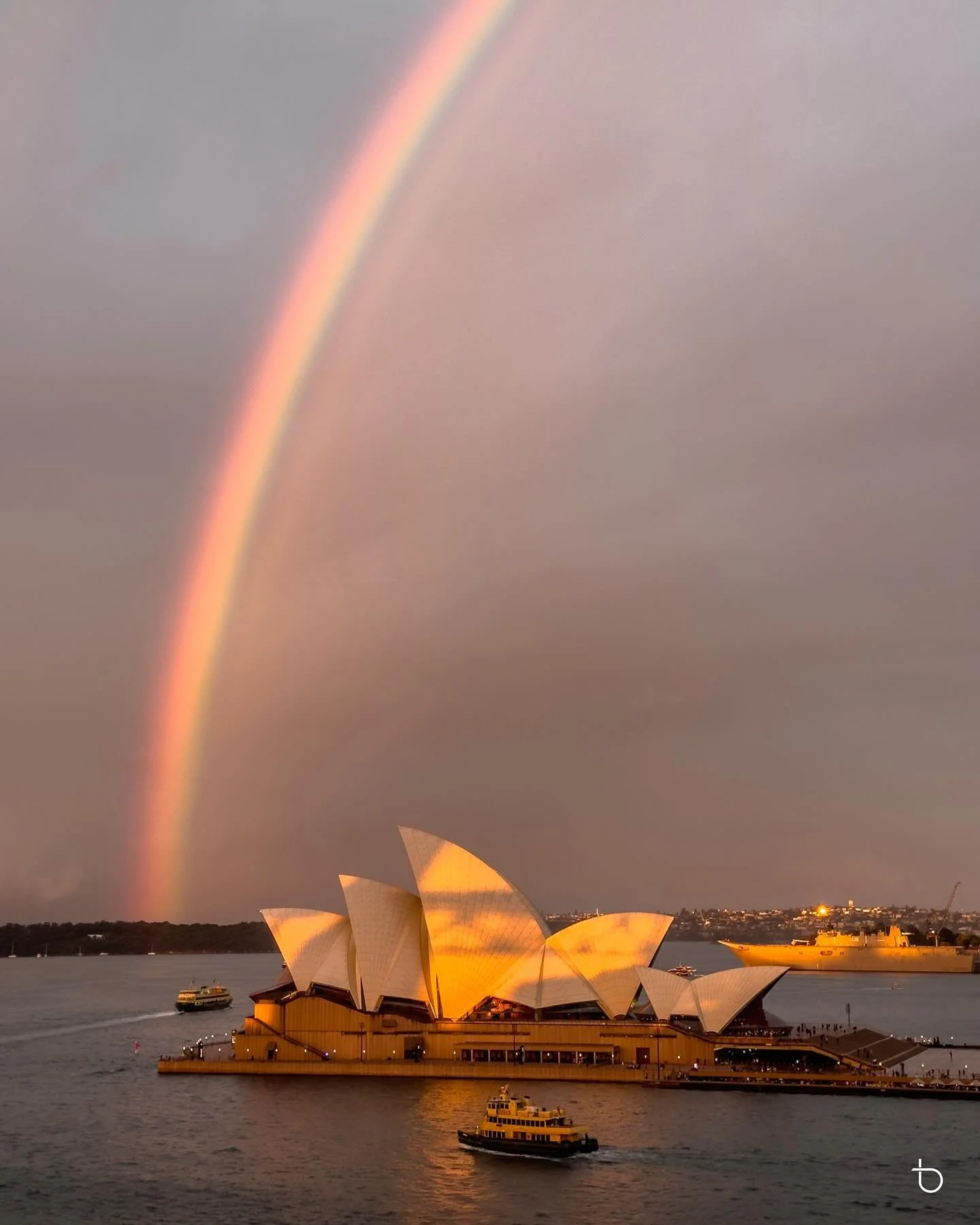 A few weeks ago, I was lucky enough to see a beautiful rainbow above the Sydney Opera House while waiting to shoot for Vivid Sydney.
.
.
.
#ilovesydney #ilovensw #ig_australia #australia_shotz #abcmyphoto #igerssydney #awesomeearth #sydneyharbour #wo
