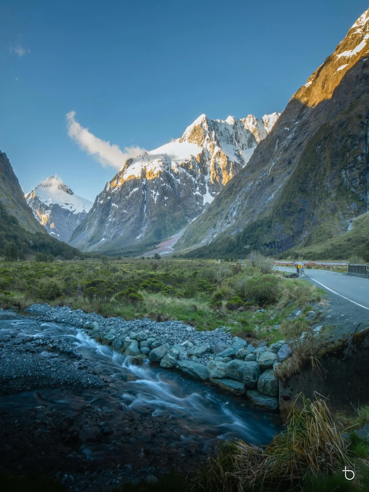 Driving into Monkey Creek during sunset was something else &mdash; having the entire place to ourselves, with no one around except us and a curious Kea, all beneath the grand scale of these incredible mountains. Truly unforgettable.
.
.
.
.
#MonkeyCr