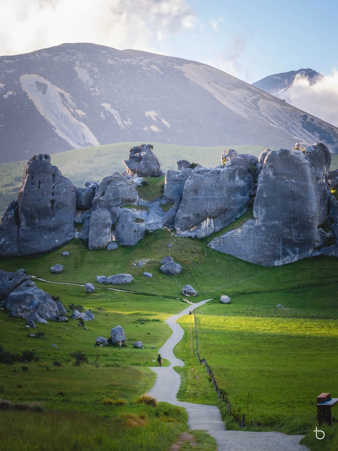 Sunset magic at Castle Hill, New Zealand. 
There&rsquo;s nothing quite like watching golden light spill over ancient rock formations and endless green valleys. A place that feels straight out of a dream. 

#CastleHill #NewZealand #NZMustDo #PureNewZe