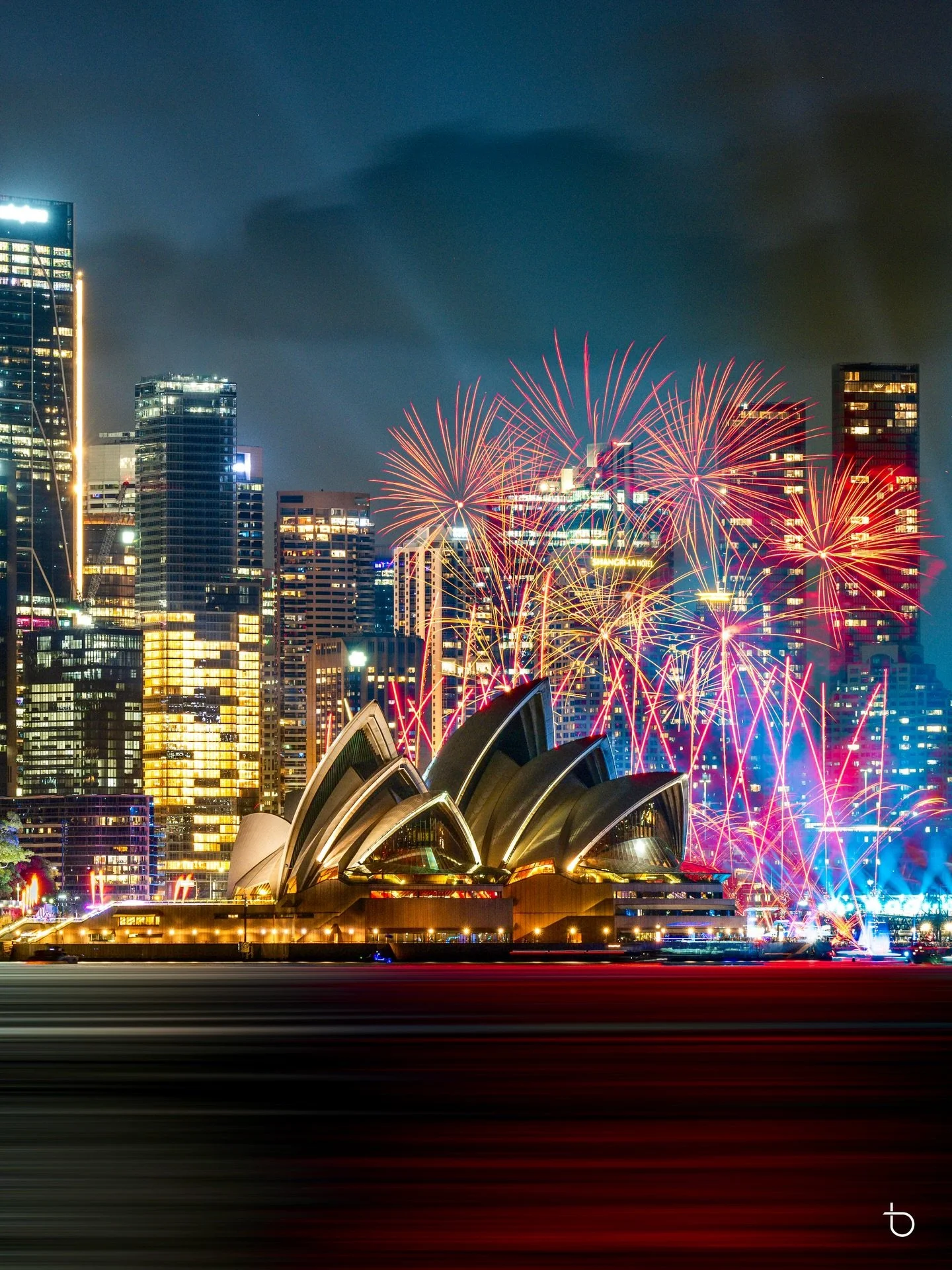 Here are some captures from last night&rsquo;s fireworks display by Howards Fireworks. Taken from Cremorne Point. 
.
.
.
.
#howardsfireworks #ilovesydney #ilovensw #ig_australia #australia_shotz abcmyphoto igerssydney awesomeearth sydneyharbour wonde
