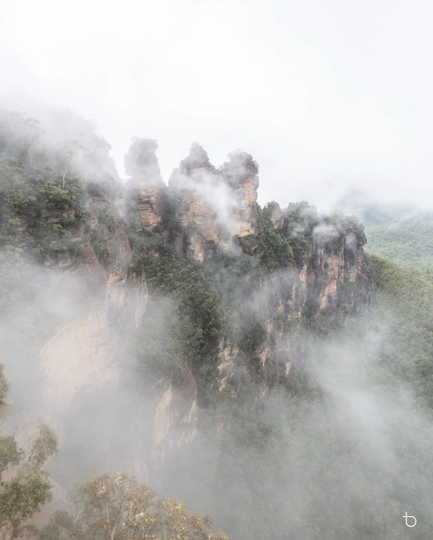Three Sisters playing hide and seek amongst the fogs. Taken a couple weeks ago at Echo Point Blue Mountains in the early morning. 
.
.
#visitbluemountains #Bluemountains #ilovesydney #ilovensw #ig_australia australia_shotz abcmyphoto igerssydney awes