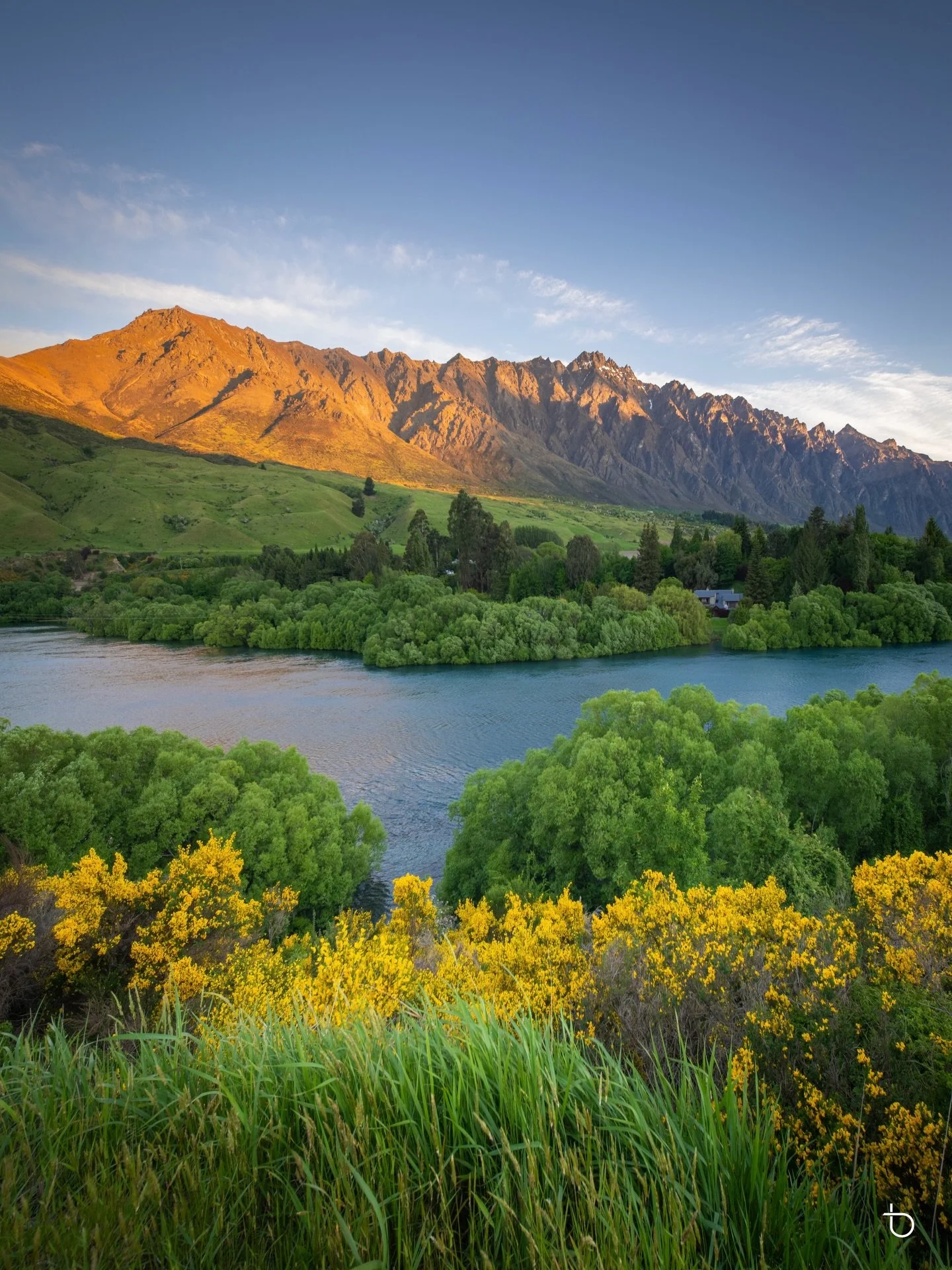 Picturesque Queenstown during sunset, watching The Remarkables light up in gold. Stumbled upon this location randomly while scouting around the accomodation. 
.
.
.
#queenstown #theremarkables #newzealand #newzealandguide #queenstownnz #lakewakatipu 