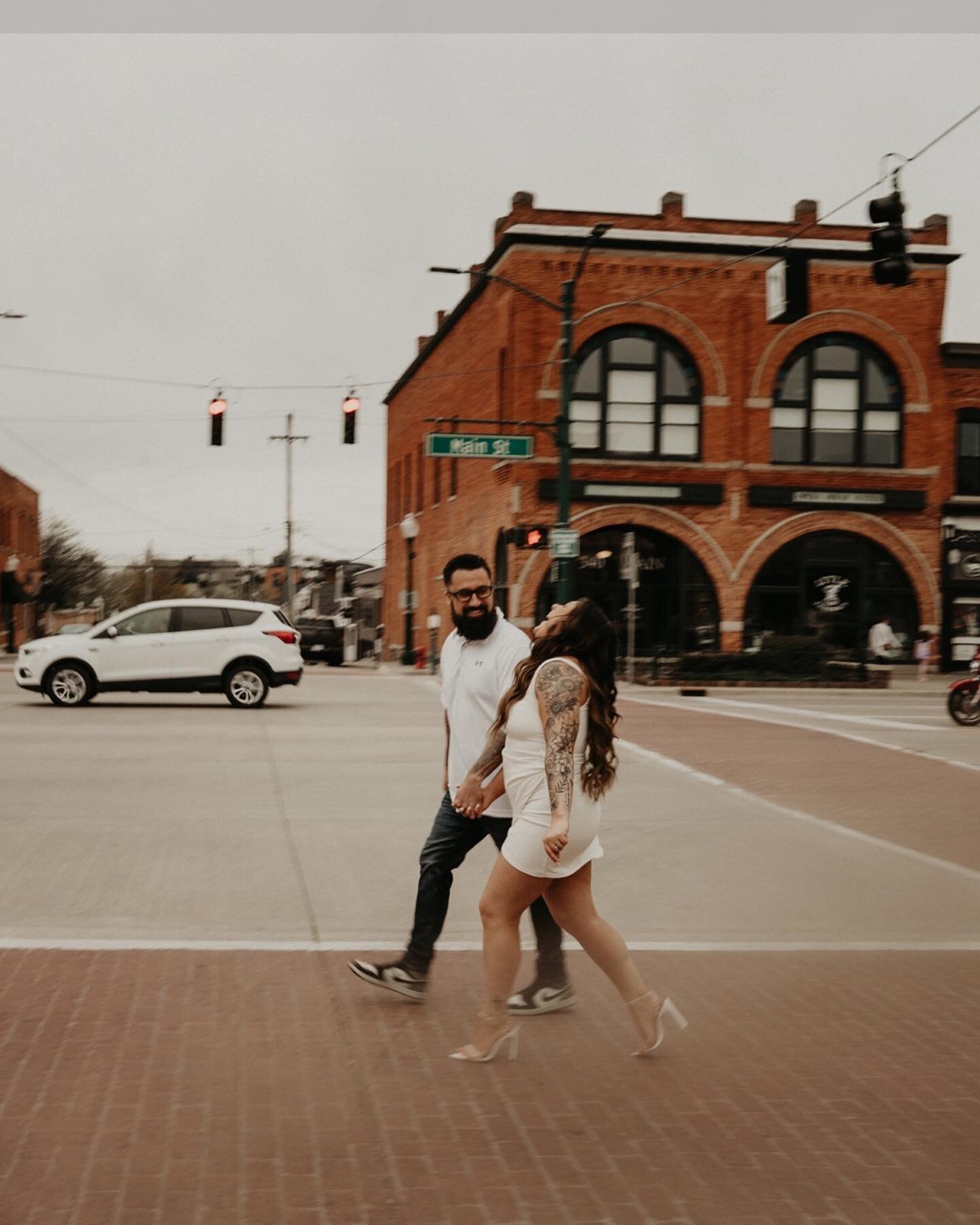 It&rsquo;s so hard to keep my cool and not post every photo right after each session!🖤
.
Cutest couple @kaitlynnbrown 
.
.
.

#michiganfamilyphotographer&nbsp;#metrodetroitphotographer&nbsp;#detroitphotographer&nbsp;#radcouples&nbsp;#emotionsurfers&