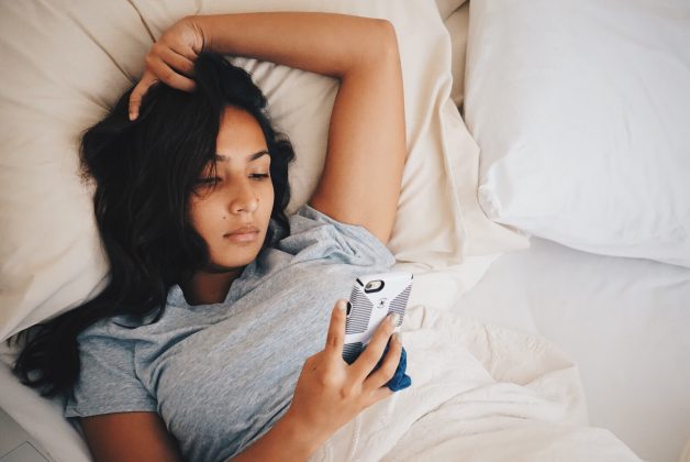 dont-do-these-things-after-breakup-girl-in-bed-on-phone-628x420.jpg