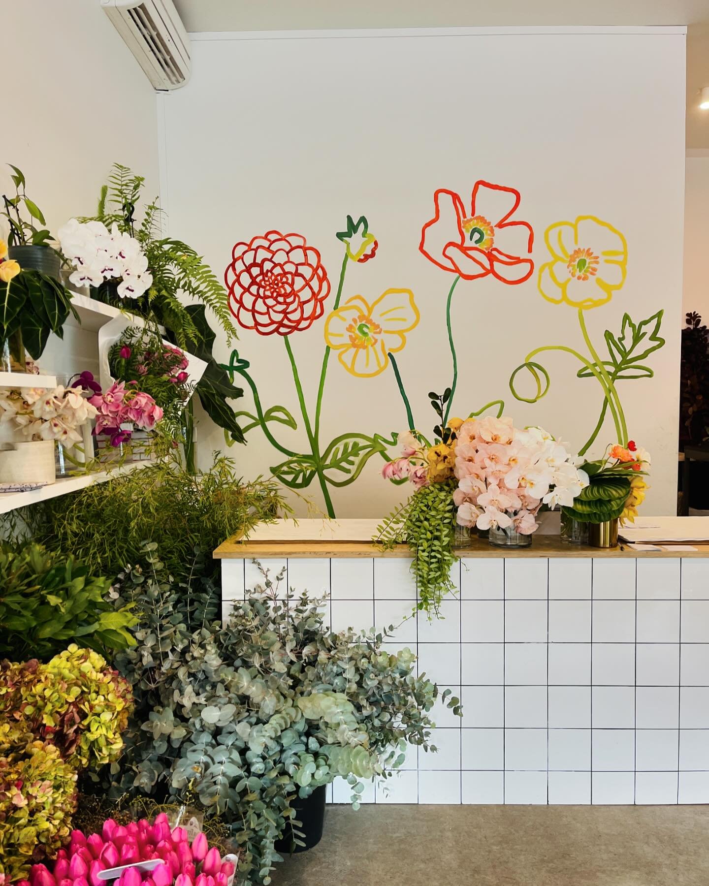 Mural for the most gorgeous florists @ramble.fl with the cutest cafe next door @goodiestakeaway 

Those water lillies 😍😍