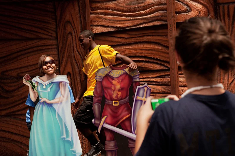  Visitors pose for more photos. 